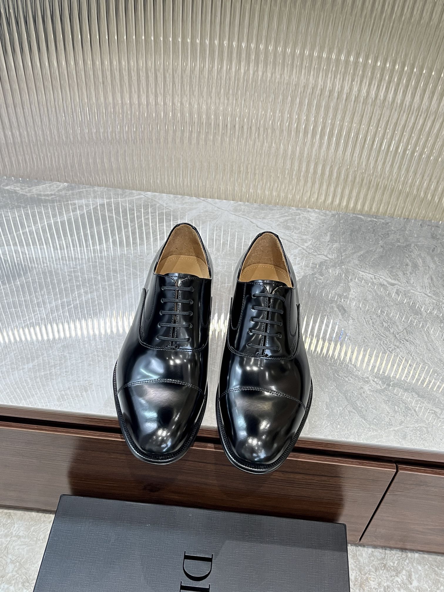 NO:271729,Dio~Di* Hot selling men's boutique!  A craftsmanship and modern work, the highest version on the market!  Strong toughness, resistance to folding and not easy to deform, durable, ultimate art, excellent practice!  Timeless Oxford shoes reflect classic elegance. The elegant appearance is matched with a slender style. The imported materials are selected from black shiny cowhide leather. The inner foot pads are all made of top-quality sweat-absorbing and breathable cowhide. The leather sole is paired with non-slip rubber. Comfortable and light, elegant and exquisite, and can be matched with various suits. Standard leather shoe size 3944 (38.45.46 can be customized), dior, business suit, cowhide, Leather soles19860909Dio～迪* 热卖款男士精品！匠心干练摩登之作,市面最高版本！韧性强耐折不易变形,经久耐穿,极致艺术,过硬做法！ Timeless 牛津鞋体现经典的优雅气质.高雅的外观搭配修长的版型,精选进口材料黑色亮面牛皮革面,内里垫脚均采用顶级吸汗透气牛皮,真皮大底皮革鞋底搭配防滑橡胶.舒适轻盈,高雅精致,可搭配各式西装.标准皮鞋码3944(38.45.46可定做),,dior,business suit,cowhide,Leather soles,Men's shoes