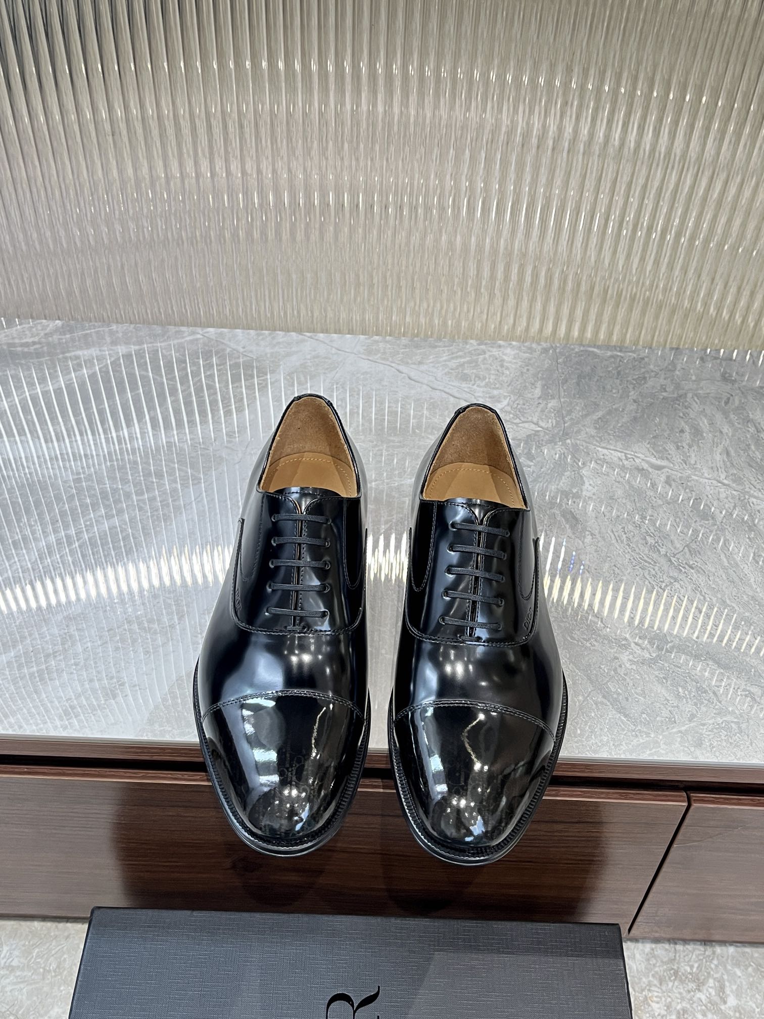 NO:270303,Dio~Di* Hot selling men's boutique!  A craftsmanship and modern work, the highest version on the market!  Strong toughness, resistance to folding and not easy to deform, durable, ultimate art, excellent practice!  Timeless Oxford shoes reflect classic elegance. The elegant appearance is matched with a slender style. The imported material is selected from black shiny cowhide leather, decorated with gradient effect Oblique print. The inner foot pads are all made of top-quality sweat-absorbing and breathable cowhide, and genuine leather soles with non-slip rubber. Comfortable and light, elegant and exquisite, and can be matched with various suits. Standard leather shoe size 3944 (38.45.46 can be customized), dior, business suit, cowhide, Leather soles19860909Dio～迪* 热卖款男士精品！匠心干练摩登之作,市面最高版本！韧性强耐折不易变形,经久耐穿,极致艺术,过硬做法！ Timeless 牛津鞋体现经典的优雅气质.高雅的外观搭配修长的版型,精选进口材料黑色亮面牛皮革面,饰以渐变效果 Oblique 印花.内里垫脚均采用顶级吸汗透气牛皮,真皮大底皮革鞋底搭配防滑橡胶.舒适轻盈,高雅精致,可搭配各式西装.标准皮鞋码3944(38.45.46可定做),,dior,business suit,cowhide,Leather soles,Men's shoes