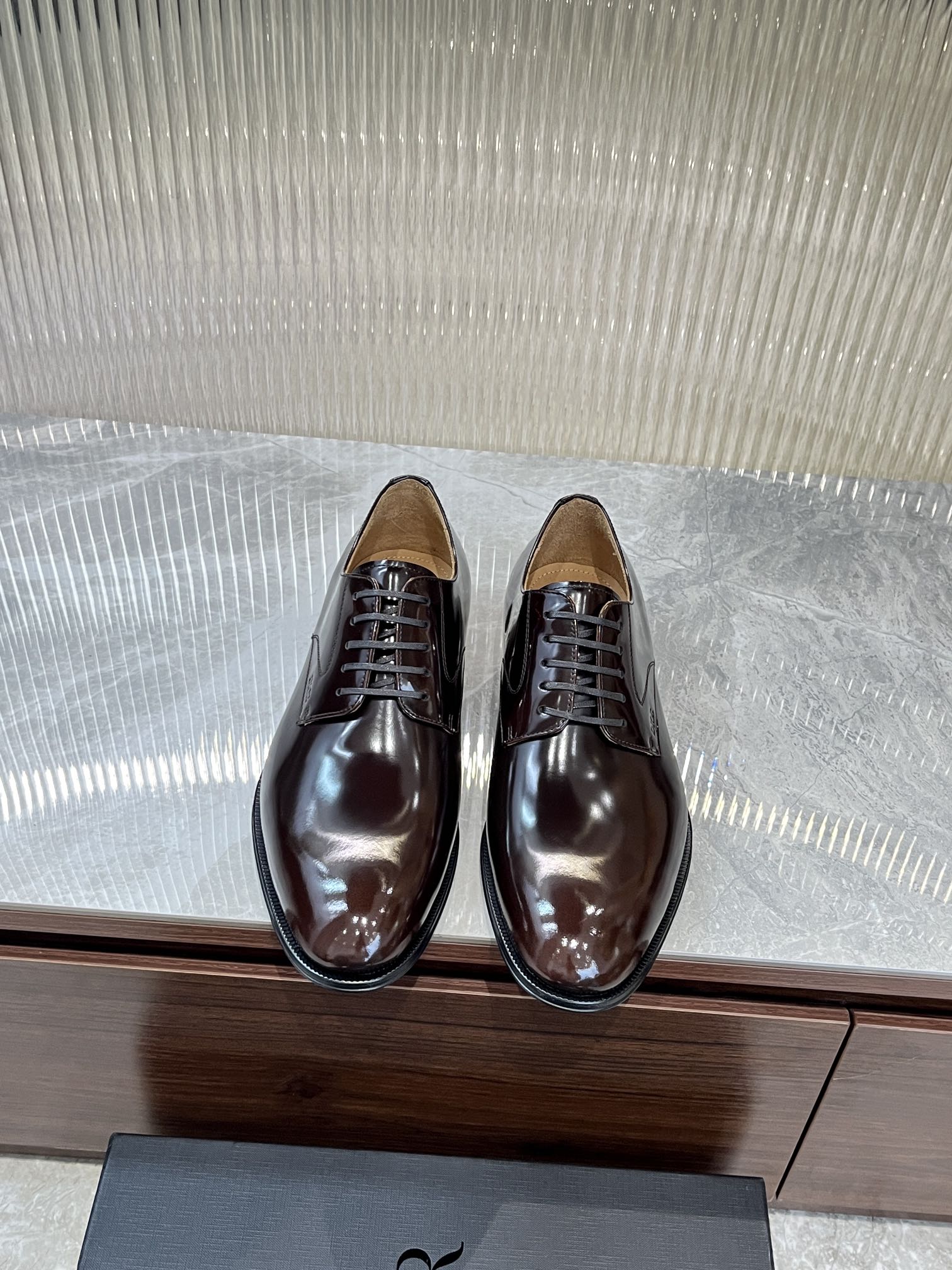 NO:271732,Dio~Di* Hot selling men's boutique!  A craftsmanship and modern work, the highest version on the market!  Strong toughness, resistance to folding and not easy to deform, durable, ultimate art, excellent practice!  Timeless Derby shoes reflect classic elegance. The elegant appearance is matched with a slender style. The imported materials are selected for dark brown glossy cowhide leather. The inner foot pads are all made of top sweat-absorbing and breathable cowhide. The leather sole is paired with non-slip rubber. Comfortable and light, elegant and exquisite, and can be matched with various suits. Standard leather shoe size 3944 (38.45.46 can be customized), dior, business suit, cowhide, Leather soles19860909Dio～迪* 热卖款男士精品！匠心干练摩登之作,市面最高版本！韧性强耐折不易变形,经久耐穿,极致艺术,过硬做法！ Timeless 德比鞋体现经典的优雅气质.高雅的外观搭配修长的版型,精选进口材料深棕色亮面牛皮革面,内里垫脚均采用顶级吸汗透气牛皮,真皮大底皮革鞋底搭配防滑橡胶.舒适轻盈,高雅精致,可搭配各式西装.标准皮鞋码3944(38.45.46可定做),,dior,business suit,cowhide,Leather soles,Men's shoes