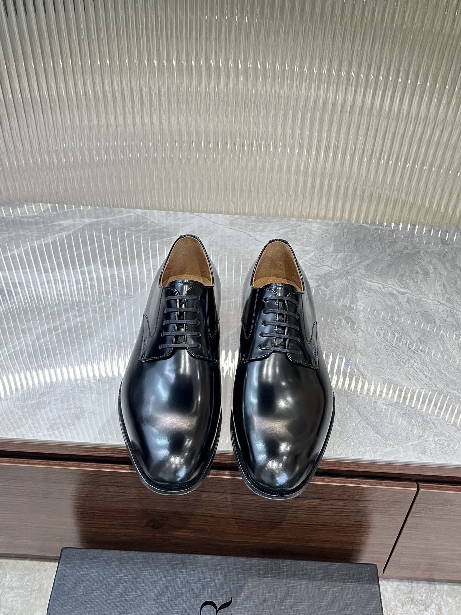 NO:271730,Dio~Di* Hot selling men's boutique!  A craftsmanship and modern work, the highest version on the market!  Strong toughness, resistance to folding and not easy to deform, durable, ultimate art, excellent practice!  Timeless derby shoes reflect classic elegance. The elegant appearance is matched with a slender style. The imported materials are selected from black shiny cowhide leather. The inner foot pads are all made of top-quality sweat-absorbing and breathable cowhide. The leather sole is paired with non-slip rubber. Comfortable and light, elegant and exquisite, and can be matched with various suits. Standard leather shoe size 3944 (38.45.46 can be customized), dior, business suit, cowhide, Leather soles19860909Dio～迪* 热卖款男士精品！匠心干练摩登之作,市面最高版本！韧性强耐折不易变形,经久耐穿,极致艺术,过硬做法！ Timeless 德比鞋体现经典的优雅气质.高雅的外观搭配修长的版型,精选进口材料黑色亮面牛皮革面,内里垫脚均采用顶级吸汗透气牛皮,真皮大底皮革鞋底搭配防滑橡胶.舒适轻盈,高雅精致,可搭配各式西装.标准皮鞋码3944(38.45.46可定做),,dior,business suit,cowhide,Leather soles,Men's shoes