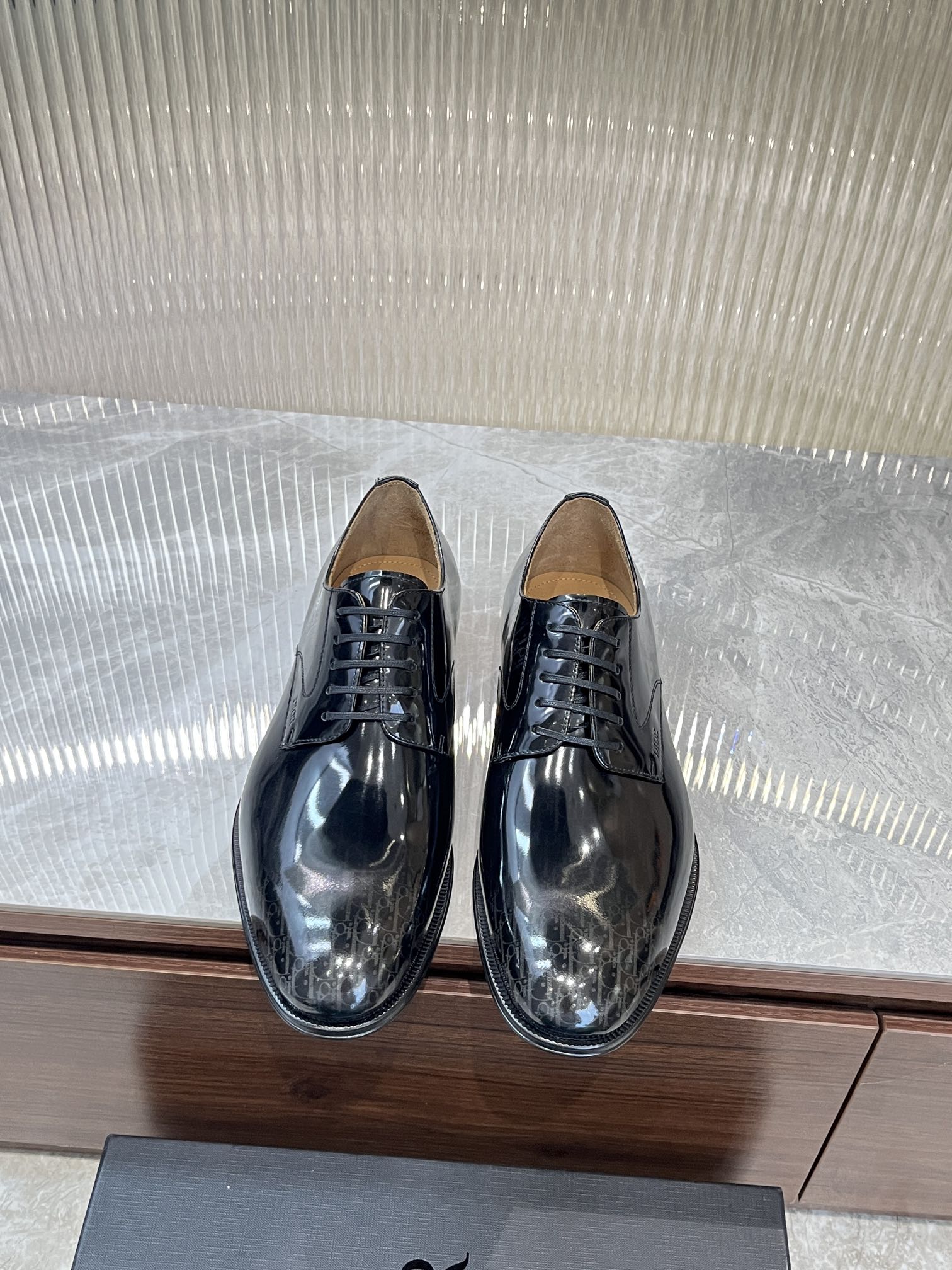 NO:271731,Dio~Di* Hot selling men's boutique!  A craftsmanship and modern work, the highest version on the market!  Strong toughness, resistance to folding and not easy to deform, durable, ultimate art, excellent practice!  Timeless derby shoes reflect classic elegance. The elegant appearance is matched with a slender style. The imported material is selected from black shiny cowhide leather, decorated with gradient effect Oblique print. The inner foot pads are all made of top-quality sweat-absorbing and breathable cowhide, and genuine leather soles with non-slip rubber. Comfortable and light, elegant and exquisite, and can be matched with various suits. Standard leather shoe size 3944 (38.45.46 can be customized), dior, business suit, cowhide, Leather soles19860909Dio～迪* 热卖款男士精品！匠心干练摩登之作,市面最高版本！韧性强耐折不易变形,经久耐穿,极致艺术,过硬做法！ Timeless 德比鞋体现经典的优雅气质.高雅的外观搭配修长的版型,精选进口材料黑色亮面牛皮革面,饰以渐变效果 Oblique 印花.内里垫脚均采用顶级吸汗透气牛皮,真皮大底皮革鞋底搭配防滑橡胶.舒适轻盈,高雅精致,可搭配各式西装.标准皮鞋码3944(38.45.46可定做),,dior,business suit,cowhide,Leather soles,Men's shoes