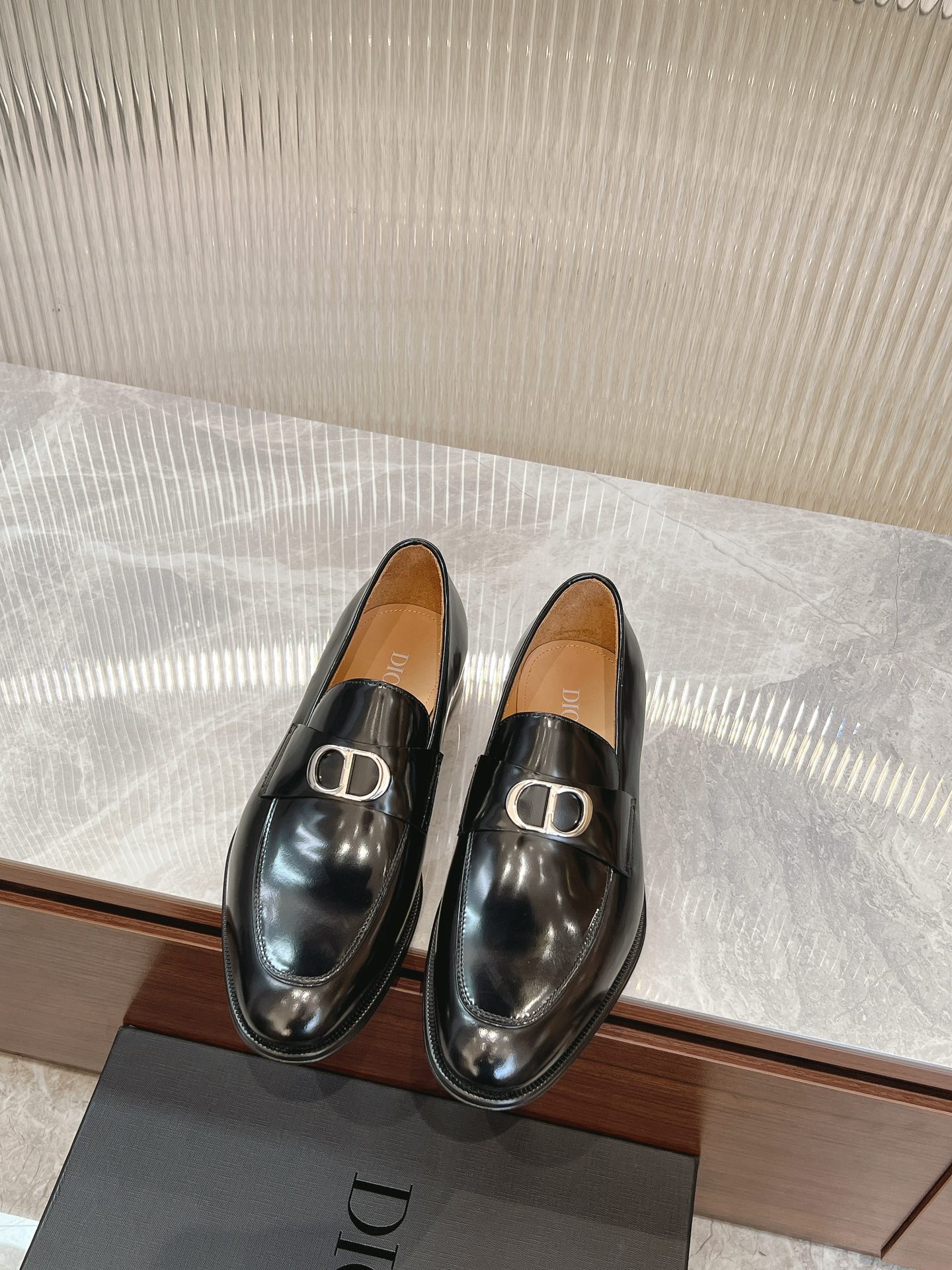 NO:271724,Dio~Di* Hot selling men's boutique!  A craftsmanship and modern work, the highest version on the market!  Strong toughness, resistance to folding and not easy to deform, durable, ultimate art, excellent practice!  Timeless loafers reflect the classic elegance. The elegant appearance is matched with a slender style. The imported materials are selected from black shiny cowhide leather. The inner foot pads are all made of top-quality sweat-absorbing and breathable cowhide. The leather sole is paired with anti-slip rubber. Comfortable and light, elegant and exquisite, and can be matched with various suits. Standard leather shoe size 3944 (38.45.46 can be customized), dior, loafers, business suit, cowhide, Leather soles19860909Dio～迪* 热卖款男士精品！匠心干练摩登之作,市面最高版本！韧性强耐折不易变形,经久耐穿,极致艺术,过硬做法！ Timeless 乐福鞋体现经典的优雅气质.高雅的外观搭配修长的版型,精选进口材料黑色亮面牛皮革面,内里垫脚均采用顶级吸汗透气牛皮,真皮大底皮革鞋底搭配防滑橡胶.舒适轻盈,高雅精致,可搭配各式西装.标准皮鞋码3944(38.45.46可定做),,dior,loafers,business suit,cowhide,Leather soles,Men's shoes