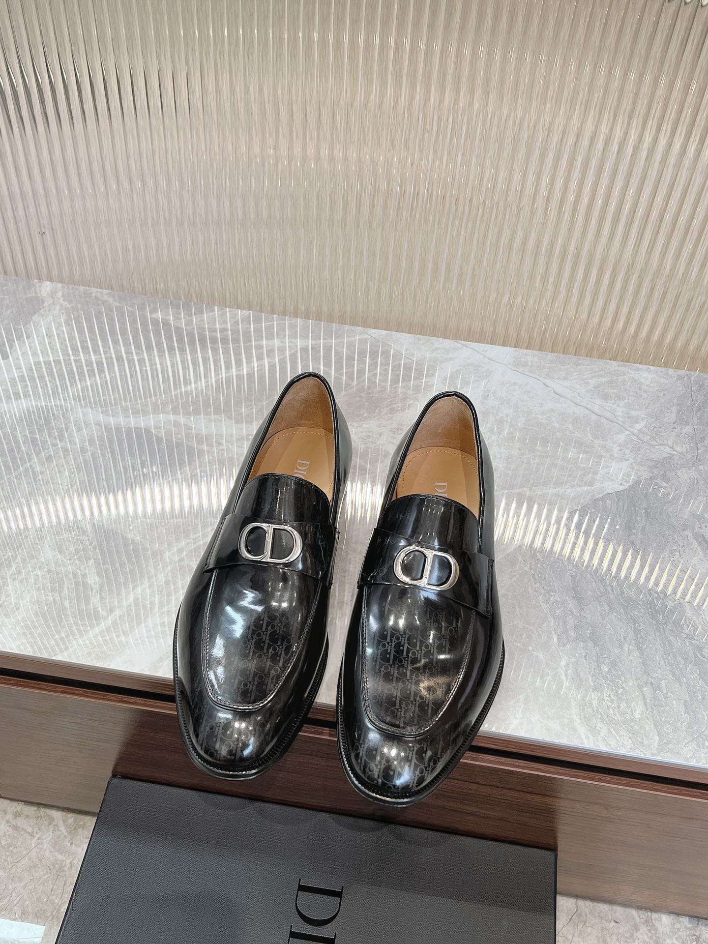 NO:271725,Dio~Di* Hot selling men's boutique!  A craftsmanship and modern work, the highest version on the market!  Strong toughness, resistance to folding and not easy to deform, durable, ultimate art, excellent practice!  Timeless loafers reflect the classic elegance. The elegant appearance is matched with a slender style. The imported material is selected from black shiny cowhide leather, decorated with gradient effect Oblique print. The inner foot pads are all made of top-quality sweat-absorbing and breathable cowhide, and genuine leather soles with anti-slip rubber. Comfortable and light, elegant and exquisite, and can be matched with various suits. Standard leather shoe size 3944 (38.45.46 can be customized), dior,loafers, business suit,cowhide,Leather soles19860909Dio～迪* 热卖款男士精品！匠心干练摩登之作,市面最高版本！韧性强耐折不易变形,经久耐穿,极致艺术,过硬做法！ Timeless 乐福鞋体现经典的优雅气质.高雅的外观搭配修长的版型,精选进口材料黑色亮面牛皮革面,饰以渐变效果 Oblique 印花.内里垫脚均采用顶级吸汗透气牛皮,真皮大底皮革鞋底搭配防滑橡胶.舒适轻盈,高雅精致,可搭配各式西装.标准皮鞋码3944(38.45.46可定做),,dior,loafers,business suit,cowhide,Leather soles,Men's shoes