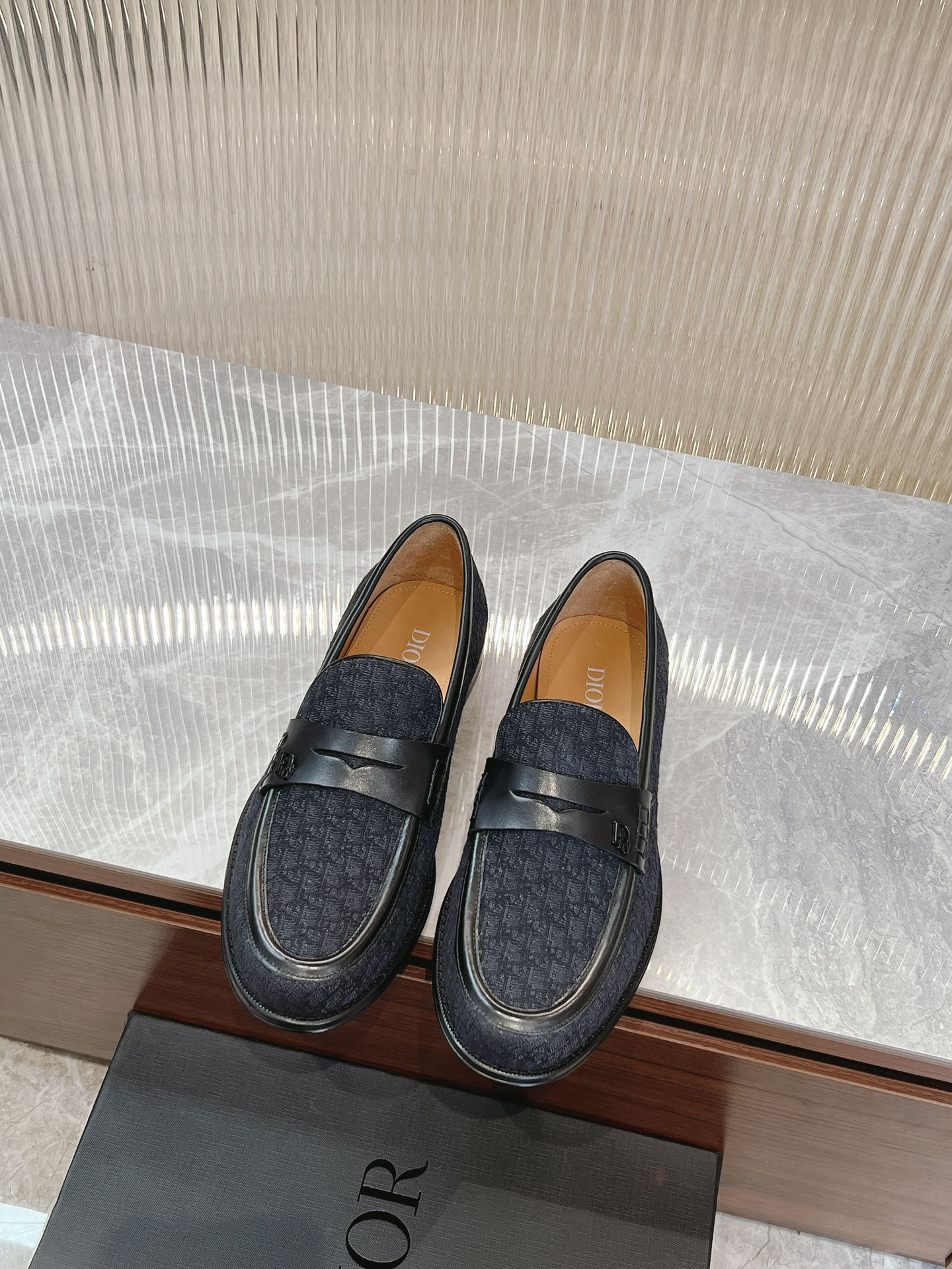 NO:280527,DIO* /Di~ Men's boutique!  Every detail is carefully crafted and the highest version of the craftsmanship on the market!  Dio* Granville loafers are interpreted from formal shoes, showing a modern style. They are carefully crafted from black Oblique printed fabrics, with the upper trim with the same tone matte finish. The Dio* Oblique logo is water-dyed, matched with genuine leather sole, composite rubber bottom heel, shock-absorbing and anti-slip, and the heel is engraved with the Dio* logo. The low-top slip-on style is comfortable and does not grind the feet, and can be matched with various seasonal outfits to create an elegant and classic look. With a full set of original packaging, standard code 3944, 38.45.46 customization, batch, dior, loafers, Leather soles19860909DIO* /迪～ 男士精品！每一个细节都是精工细做,匠心之作市面最高版本！Dio* Granville 乐福鞋从正装鞋履演绎而来,彰显摩登风范.采用黑色Oblique 印花面料精心制作,鞋面饰以同色调哑光饰面 Dio* Oblique 标志,水染牛里,搭配真皮大底注塑皮革鞋底,后跟复合橡胶底片减震防滑,鞋跟处镌刻以 Dio*标志.低帮套穿式舒适不磨脚,可与各季节装扮搭配,打造优雅经典的造型.配全套原包装,标准码3944,38.45.46定制,批,,dior,loafers,Leather soles,Men's shoes