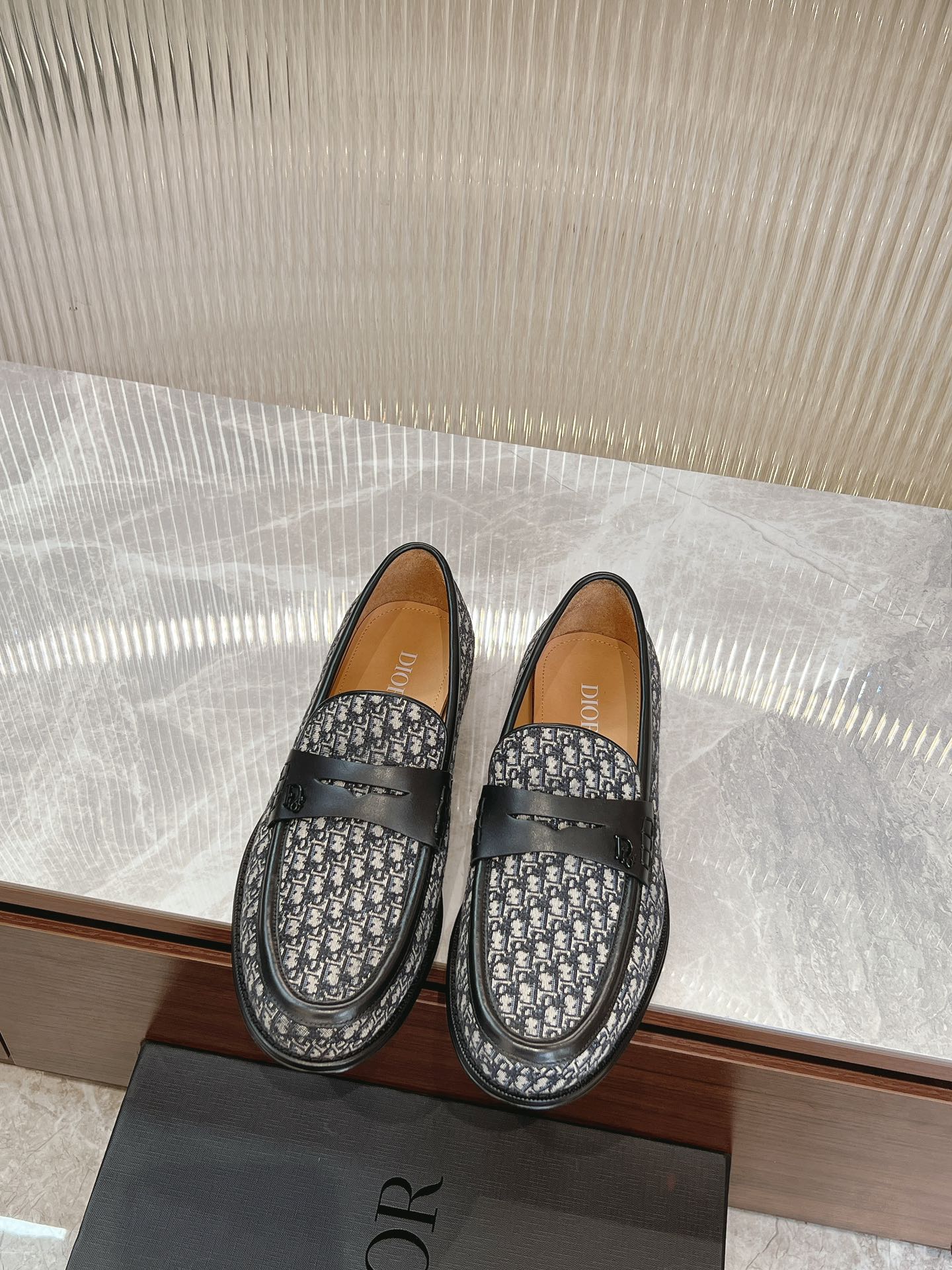 NO:280522,DIO* /Di~ Men's boutique!  Every detail is carefully crafted and the highest version of the craftsmanship on the market!  Dio* Granville loafers are interpreted from formal shoes, showing a modern style. They are carefully crafted from beige and black Oblique printed fabrics. The upper is decorated with matte finish in the same tone. The Dio* Oblique logo is water-dyed beef, paired with genuine leather sole, composite rubber bottom heel is shock-absorbing and non-slip, and the heel is engraved with Dio* logo. The low-top slip-on style is comfortable and does not grind the feet, and can be matched with various seasonal outfits to create an elegant and classic look. With a full set of original packaging, standard code 3944, 38.45.46 customization, batch, dior, loafers, Leather soles19860909DIO* /迪～ 男士精品！每一个细节都是精工细做,匠心之作市面最高版本！Dio* Granville 乐福鞋从正装鞋履演绎而来,彰显摩登风范.采用米色和黑色 Oblique 印花面料精心制作,鞋面饰以同色调哑光饰面 Dio* Oblique 标志,水染牛里,搭配真皮大底注塑皮革鞋底,后跟复合橡胶底片减震防滑,鞋跟处镌刻以 Dio* 标志.低帮套穿式舒适不磨脚,可与各季节装扮搭配,打造优雅经典的造型.配全套原包装,标准码3944,38.45.46定制,批,,dior,loafers,Leather soles,Men's shoes