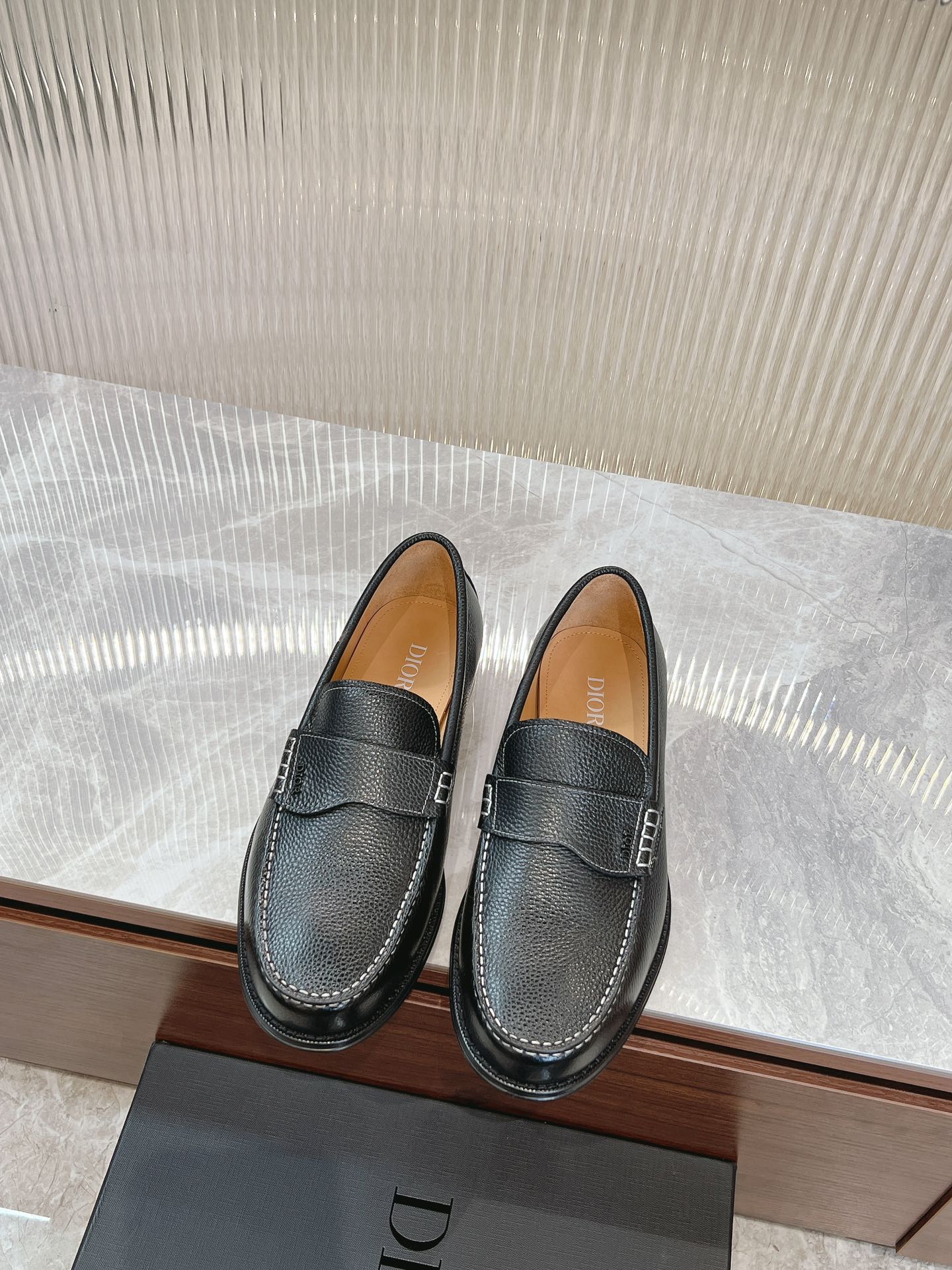 NO:280532,DIO*/Die~ Men's boutique!  Every detail is carefully crafted and the highest version of the craftsmanship on the market!  Dio* Granville loafers are a new product in men's clothing series, highlighting the urban style. They are carefully crafted from black grain cowhide, paired with distinctive contrasting noodle thread, the upper is decorated with the same-toned saddle strap, and the Dio* logo is embellished with the water-dyed cow lining. The water-dyed cow lining is matched with the genuine leather large sole injection molded leather sole, the heel is composite rubber bottom to shock-absorb and anti-slip, and the heel is engraved with the Dio* logo. The low-top slip-on style is comfortable and does not grind the feet, and can be matched with various seasonal outfits to create an elegant and classic look. With a full set of original packaging, standard code 3944, 38.45.46 customization, batch, dior, loafers, cowhide, Leather soles19860909DIO*/迪～ 男士精品！每一个细节都是精工细做,匠心之作市面最高版本！Dio* Granville 乐福鞋是男装系列新品,彰显都市风范.采用黑色粒面牛皮革精心制作,搭配对比鲜明的缉面线,鞋面饰以同色调马鞍饰带,点缀以 Dio* 标志.水染牛里,搭配真皮大底注塑皮革鞋底,后跟复合橡胶底片减震防滑,鞋跟处镌刻以 Dio* 标志.低帮套穿式舒适不磨脚,可与各季节装扮搭配,打造优雅经典的造型.配全套原包装,标准码3944,38.45.46定制,批,,dior,loafers,cowhide,Leather soles,Men's shoes