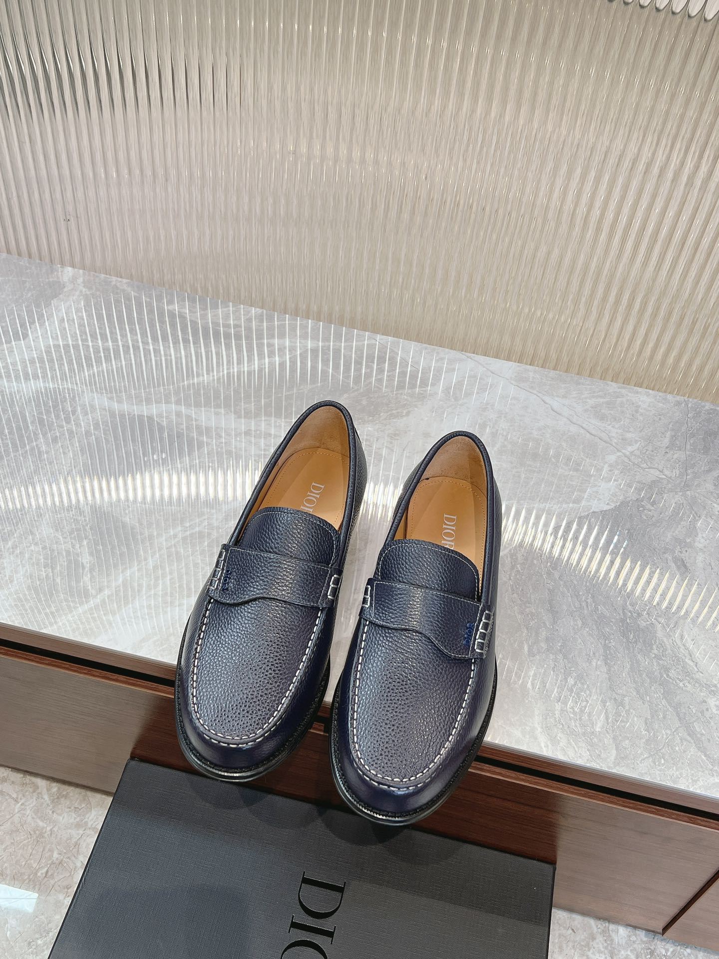 NO:280538,DIO*/Die~ Men's boutique!  Every detail is carefully crafted and the highest version of the craftsmanship on the market!  Dio* Granville loafers are a new product in men's clothing series, highlighting the urban style. They are carefully crafted from dark blue grain cowhide, paired with sharp contrasting noodles, the upper is decorated with saddle straps in the same color, embellished with Dio* logo. Water-dyed cow lining, paired with genuine leather large sole injection molded leather sole, heel composite rubber bottom is shock-absorbing and anti-slip, and the heel is engraved with Dio* logo. Low-top wrapping style is comfortable and does not grind the feet, and can be matched with various seasonal outfits to create an elegant and classic look. With a full set of original packaging, standard code 3944, 38.45.46 customization, batch, dior, loafers, cowhide, Leather soles19860909DIO*/迪～ 男士精品！每一个细节都是精工细做,匠心之作市面最高版本！Dio* Granville 乐福鞋是男装系列新品,彰显都市风范.采用深蓝色粒面牛皮革精心制作,搭配对比鲜明的缉面线,鞋面饰以同色调马鞍饰带,点缀以 Dio* 标志.水染牛里,搭配真皮大底注塑皮革鞋底,后跟复合橡胶底片减震防滑,鞋跟处镌刻以 Dio* 标志.低帮套穿式舒适不磨脚,可与各季节装扮搭配,打造优雅经典的造型.配全套原包装,标准码3944,38.45.46定制,批,,dior,loafers,cowhide,Leather soles,Men's shoes