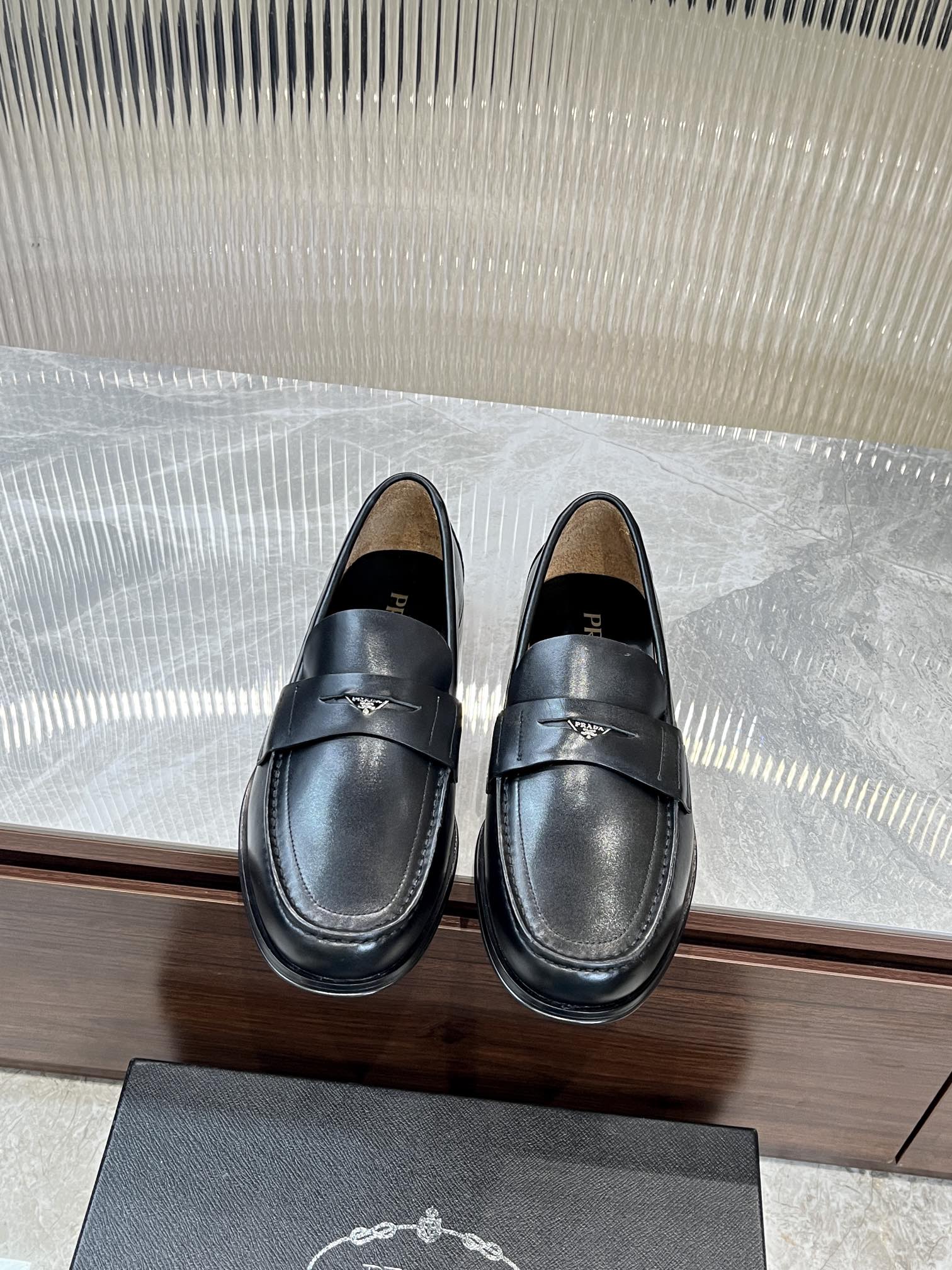 NO:270300,Prada high-end men's best-selling boutique casual leather shoes, imported cowhide leather loafers combine craftsmanship elements with modern charm, strong toughness, resistance to folding and not easy to deform, and durable for wear!  Imported water-dyed cowhide inner lining, imported genuine leather large soles, top quality, welcome to compare, code number 39-44 (38.45.46 custom made without return or exchange), prada, prada, loafers, cowhide, Leather soles19860909Prada普拉达高端男士热卖精品休闲皮鞋,进口牛皮面皮革乐福鞋将工致元素与摩登魅力融合,韧性强耐折不易变形,经久耐穿！进口水染牛皮内里,进口真皮大底,顶级品质,欢迎对比,码数39-44（38.45.46定做不退不换）批,,prada,prada,loafers,cowhide,Leather soles,Men's shoes