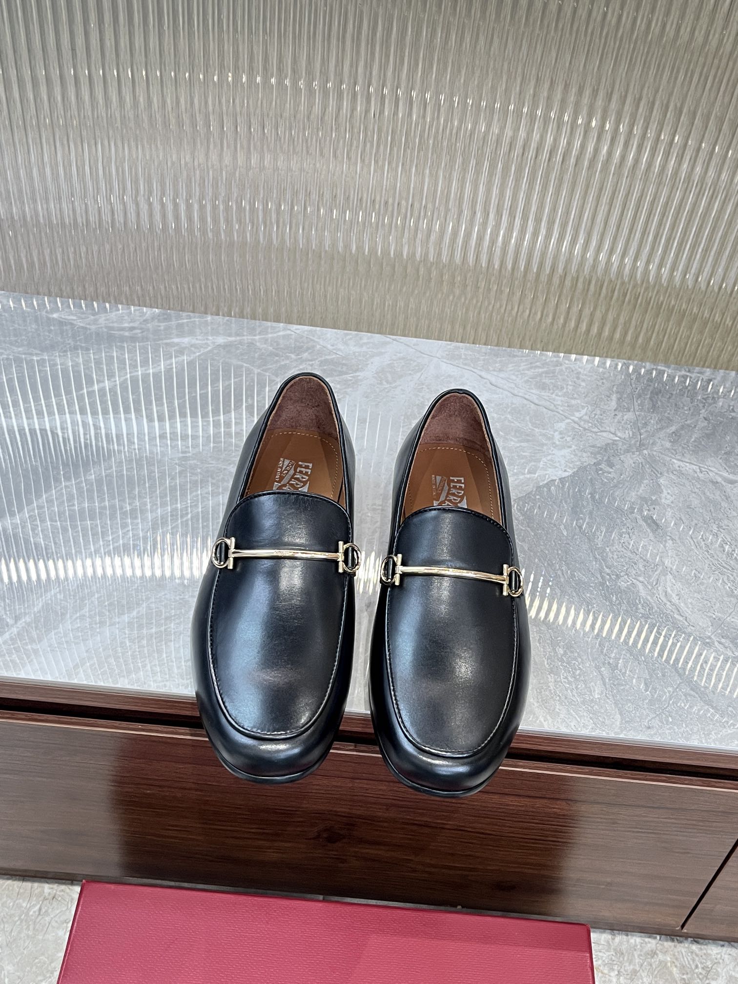 NO:280509,Ferragamo men's boutique leather shoes, these men's loafers are elegant in shape, gorgeous in detail, showing dignified and exquisite style, suitable for accompanying you to attend cocktail parties. The fabric is imported cowhide, presenting a stunning texture, with delicate small-tiem cowhide dyed inside, and the instep embellishment is delicate and fashionable!  Genuine leather sole, heel composite rubber bottom sheet, comfortable and non-slip, high-definition embossed logo badge, demonstrating the extraordinary skills of professional shoemakers. Every detail is meticulous, full set of original packaging, standard code 39-44 (38.45.46 customized, no return or exchange), batch, ferragamo, ferragamo, loafers, cowhide, Leather soles19860909菲拉格慕Ferragamo男士精品皮鞋,这款男士乐福鞋型优雅,细节华丽,彰显端庄考究风范,适合伴您出席鸡尾酒会.面料采用进口牛皮,呈现令人惊艳的质感,内里本染细腻小胎牛皮,脚背缀饰造型纤巧时髦！真皮大底,后跟复合橡胶底片,舒适防滑,高清压纹logo徽章,彰显专业制鞋大师的斐然技艺.每一个细节都是精工细作,全套原包装, 标准码39-44（38.45.46定做不退不换）,批,,ferragamo,ferragamo,loafers,cowhide,Leather soles,Men's shoes
