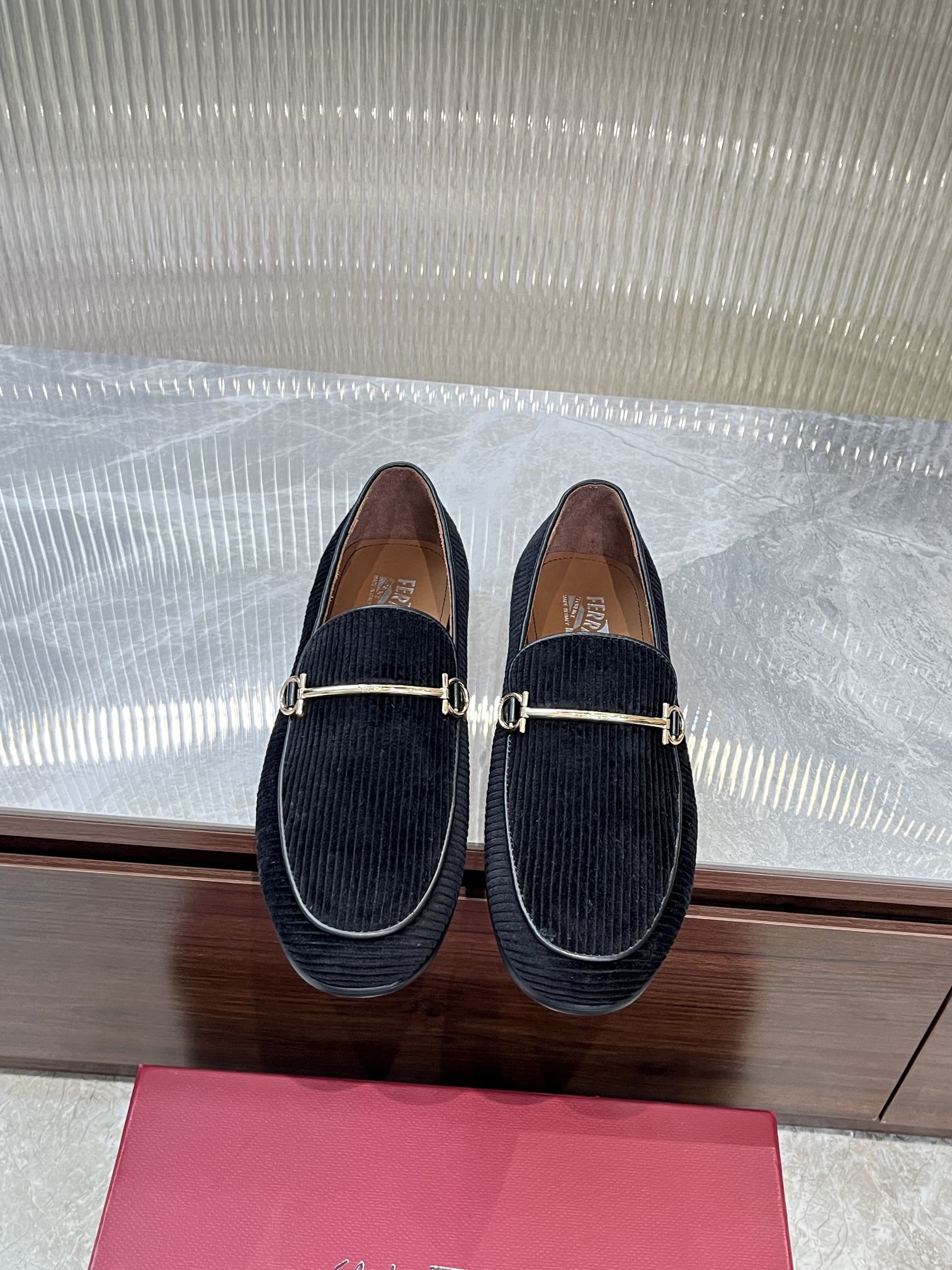 NO:280514,Ferragamo men's boutique leather shoes, these men's loafers are elegant in shape, gorgeous in detail, showing dignified and exquisite style, suitable for accompanying you to attend cocktail parties. The fabric is made of selected imported corduroy, presenting an amazing texture, with delicate small-timber cowhide dyed inside, and delicate and fashionable instep embellishment!  Genuine leather sole, heel composite rubber bottom sheet, comfortable and non-slip, high-definition embossed logo badge, demonstrating the extraordinary skills of professional shoemakers. Every detail is meticulous, full set of original packaging, standard code 39-44 (38.45.46 customized, no return or exchange), batch, ferragamo, ferragamo, loafers, cowhide, Leather soles19860909菲拉格慕Ferragamo男士精品皮鞋,这款男士乐福鞋型优雅,细节华丽,彰显端庄考究风范,适合伴您出席鸡尾酒会.面料采用精选进口灯芯绒,呈现令人惊艳的质感,内里本染细腻小胎牛皮,脚背缀饰造型纤巧时髦！真皮大底,后跟复合橡胶底片,舒适防滑,高清压纹logo徽章,彰显专业制鞋大师的斐然技艺.每一个细节都是精工细作,全套原包装, 标准码39-44（38.45.46定做不退不换）,批,,ferragamo,ferragamo,loafers,cowhide,Leather soles,Men's shoes