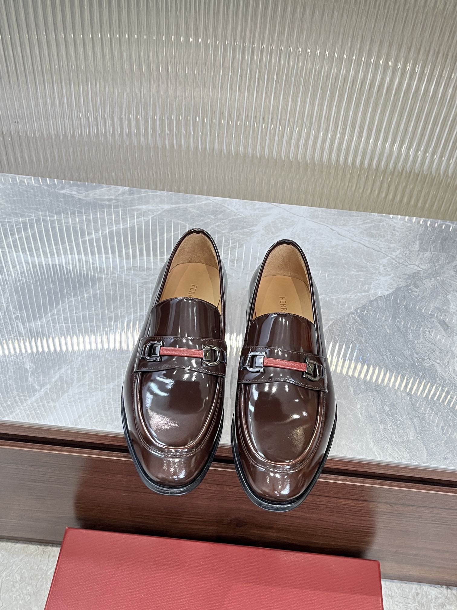 NO:280519,Ferragamo men's boutique leather shoes, these men's loafers are elegant in shape, gorgeous in detail, showing a dignified and exquisite style, suitable for accompanying you to attend cocktail parties. The fabric is made of imported beaded beaded cowhide, presenting an amazing texture, with delicate small-tiem cowhide dyed inside, and delicate instep embellishment and delicate and fashionable!  Genuine leather sole, heel composite rubber bottom sheet, comfortable and non-slip, high-definition embossed logo badge, demonstrating the extraordinary skills of professional shoemakers. Every detail is meticulous, full set of original packaging, standard code 39-44 (38.45.46 customized, no return or exchange), batch, ferragamo, ferragamo, loafers, cowhide, Leather soles19860909菲拉格慕Ferragamo男士精品皮鞋,这款男士乐福鞋型优雅,细节华丽,彰显端庄考究风范,适合伴您出席鸡尾酒会.面料采用进口开边珠牛皮,呈现令人惊艳的质感,内里本染细腻小胎牛皮,脚背缀饰造型纤巧时髦！真皮大底,后跟复合橡胶底片,舒适防滑,高清压纹logo徽章,彰显专业制鞋大师的斐然技艺.每一个细节都是精工细作,全套原包装, 标准码39-44（38.45.46定做不退不换）,批,,ferragamo,ferragamo,loafers,cowhide,Leather soles,Men's shoes