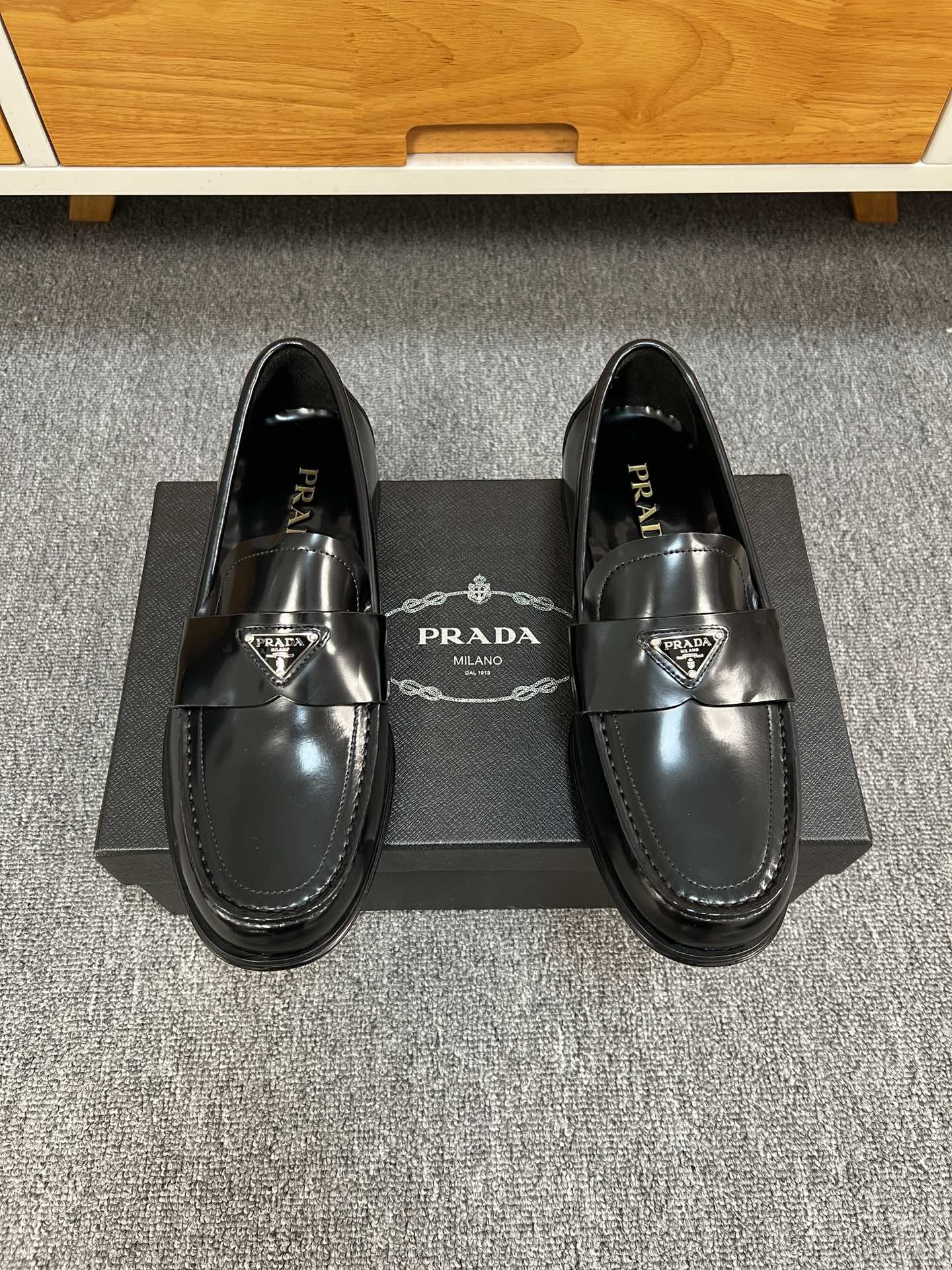 NO:274211,Pula~Prad* The new counter also sells men's fine leather shoes, with the upper edge beads/cowhides, dyed cowhide inner lining, genuine leather sole, top quality!  Code number 39-44 (38.45.46 custom-made, no return or exchange) batch, prada, prada, cowhide, Leather soles19860909普拉～Prad* 新款专柜同步发售男士精品皮鞋,鞋面进开边珠/牛皮,本染牛皮内里,真皮大底,顶级品质！码数39-44（38.45.46定做不退不换）批,,prada,prada,cowhide,Leather soles,Men's shoes