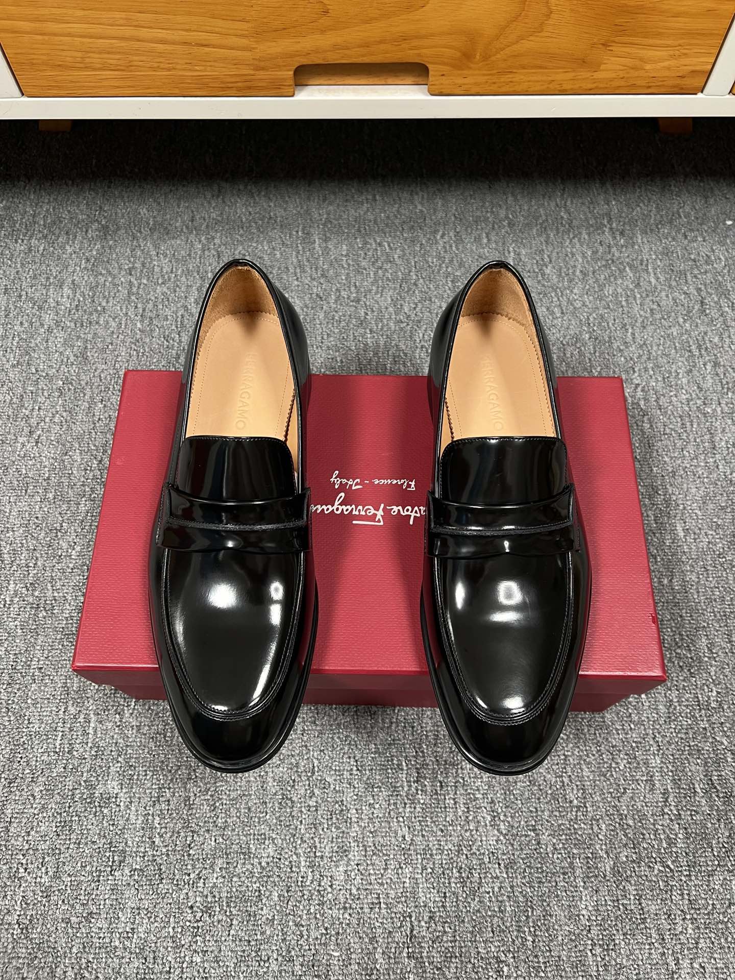 NO:270853,Ferragam* The new counter is available for sale at the same time for men's fine leather shoes, with the upper edge beads/cowhides, the inner dyed cowhide, genuine leather sole, top quality!  Code number 39-44 (38.45.46 custom made without return or exchange) batch, ferragamo, cowhide, Leather soles19860909菲拉格～ Ferragam* 新款专柜同步发售男士精品皮鞋,鞋面进开边珠/牛皮,本染牛皮内里,真皮大底,顶级品质！码数39-44（38.45.46定做不退不换）批,,ferragamo,cowhide,Leather soles,Men's shoes