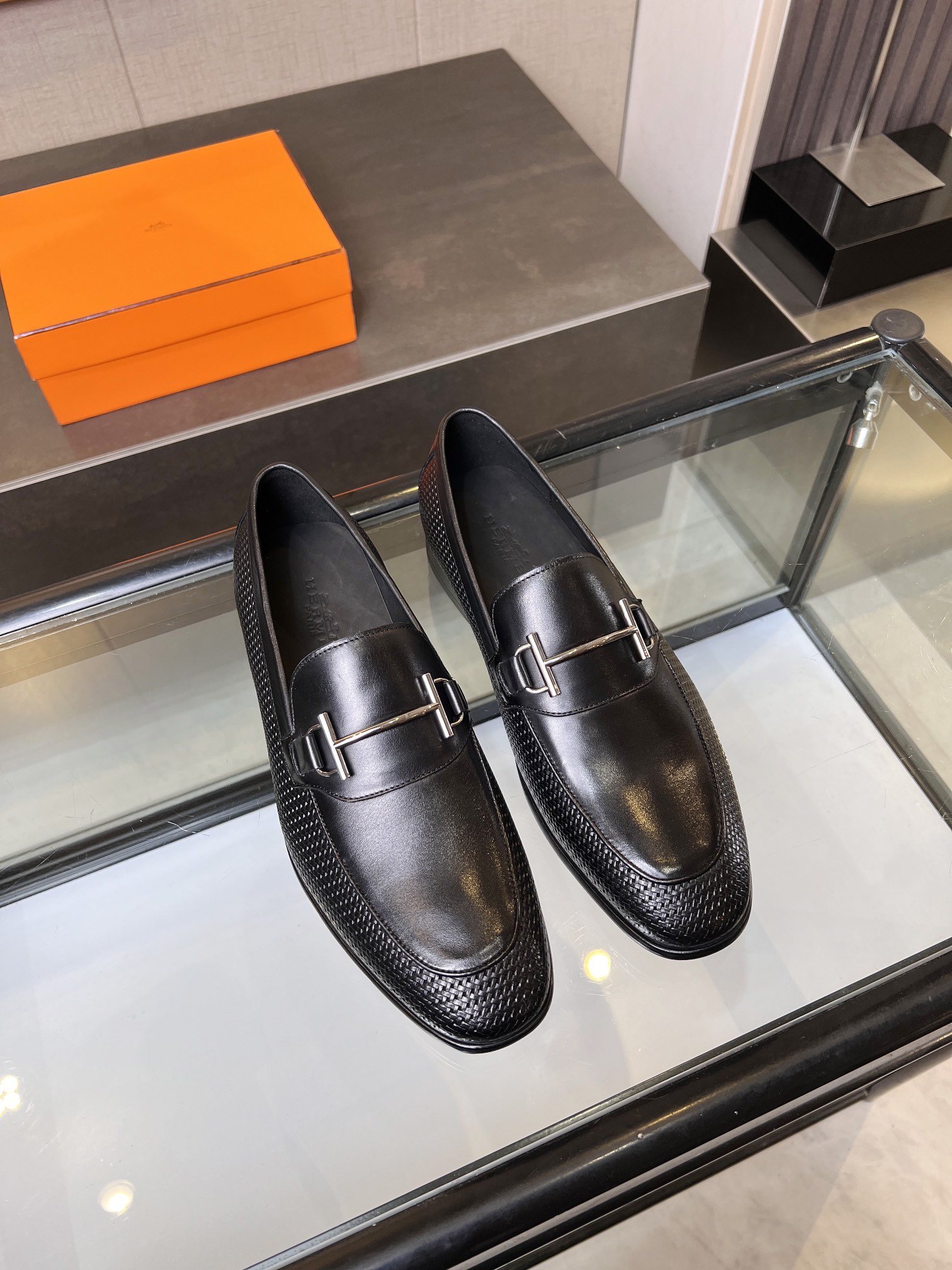 NO:279664,Hermes boutique men's shoes, imported upper with beads/cowhide, water-dyed cowhide inner lining, genuine leather sole, size 39-44 (38.45 custom made without return or exchange), spot batch, hermes, hermes, cowhide, Leather soles19860909Hermes爱马仕精品男鞋,鞋面进口开边珠/牛皮,水染牛皮内里,真皮大底,码数39-44（38.45订做不退不换）,现货批,,hermes,hermes,cowhide,Leather soles,Men's shoes