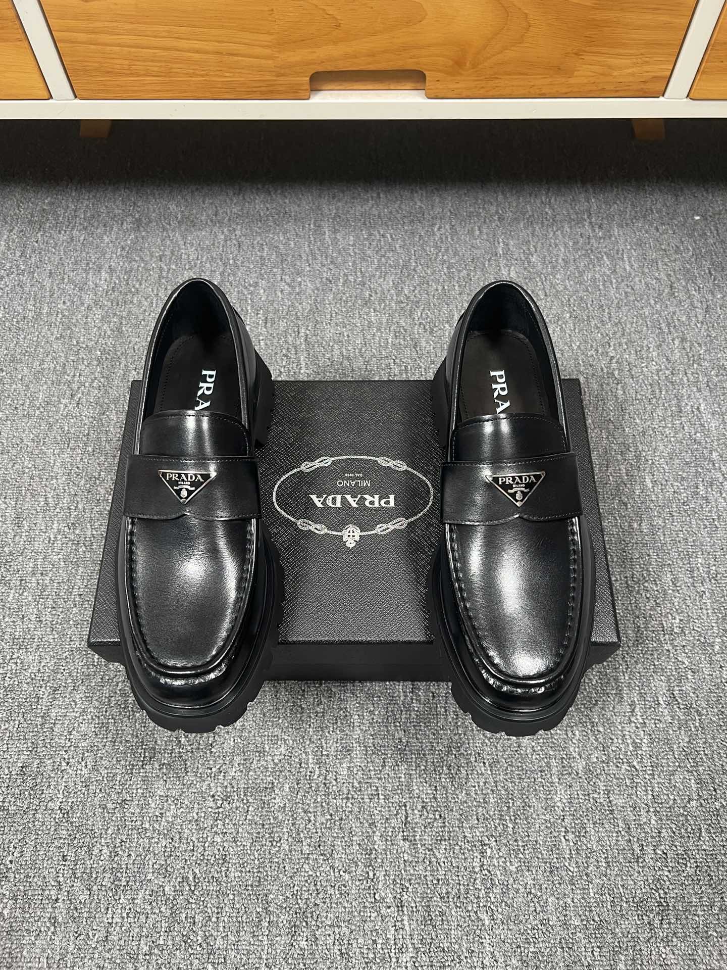 NO:556283,Prad* new boutique men's leather shoes are on sale at the same time at Prad's counter. The uppers are beaded/cowhide, dyed cowhide lining, original rubber foam outsole, top quality!  Code number 39-44 (38.45 customized, non-refundable and non-exchangeable) batch, prada, prada, cowhide19860909普拉～Prad* 新款专柜同步发售男士精品皮鞋,鞋面进开边珠/牛皮,本染牛皮内里,原版橡胶发泡大底,顶级品质！码数39-44（38.45定做不退不换）批,,prada,prada,cowhide,Men's shoes