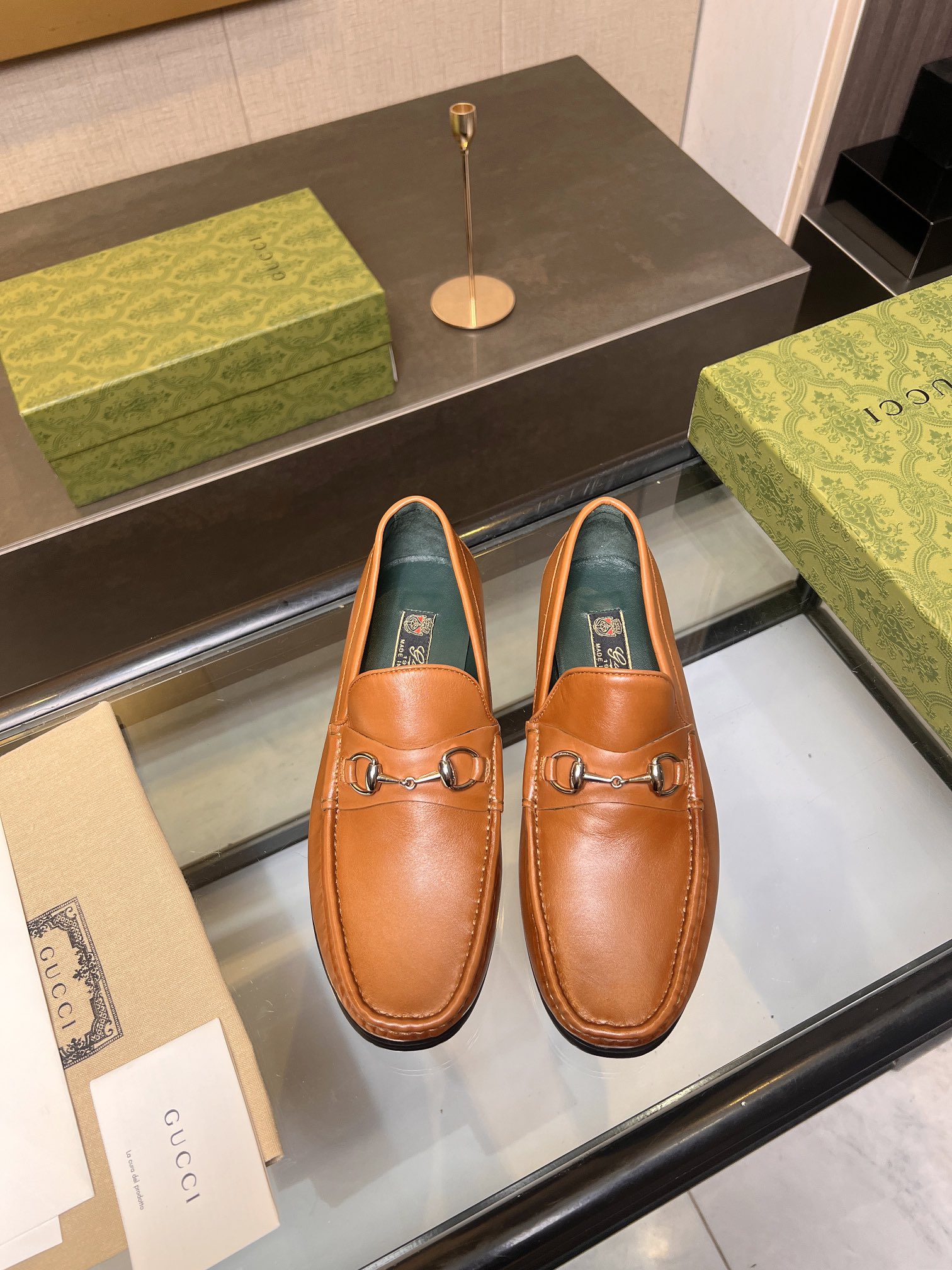 NO:279669,Gucci men's boutique loafers, renovating the horse-bit pattern and loafers, celebrating the 70th anniversary of the launch of the brand's two classic designs. The shoe has always been the brand's main style - regardless of the passage of time and seasons, it is becoming more and more eye-catching against the backdrop of palladium-toned metal accessories. This brown leather loafers are exquisitely embellished with the brand's collection logo details. Leather soles, every detail is meticulously crafted and full set of original packaging. Standard code 39-44 (38.45.46 custom made without return or exchange), batch, gucci, loafers, Leather soles19860909Gucci 男士精品乐福鞋,焕新演绎马衔扣图案和乐福鞋,庆贺品牌两大经典设计问世70周年.该鞋款一直以来都是品牌的主打款式——无论时光流逝季节变迁,在钯金色调金属配件的衬托下愈发亮眼.这款棕色皮革乐福鞋匠心缀饰品牌典藏标识细节. 真皮大底,每一个细节都是精工细作,全套原包装.标准码39-44（38.45.46定做不退不换）,批,,gucci,loafers,Leather soles,Men's shoes