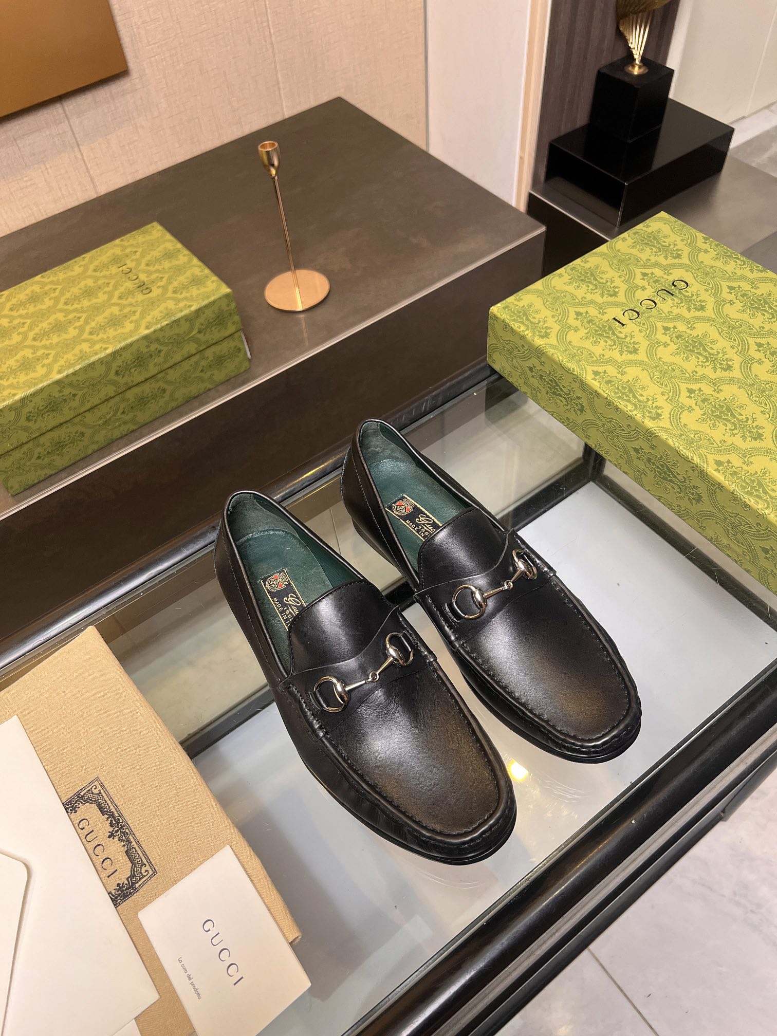 NO:279671,Gucci men's boutique loafers, renovating the horse-bit pattern and loafers, celebrating the 70th anniversary of the launch of the brand's two classic designs. The shoe has always been the brand's main style - regardless of the passage of time and seasons, it is becoming more and more eye-catching against the backdrop of palladium-toned metal accessories. This black leather loafers are exquisitely embellished with the brand's collection of logo details. Leather soles, every detail is meticulously crafted and full set of original packaging. Standard code 39-44 (38.45.46 custom made without return or exchange), batch, gucci, loafers, Leather soles19860909Gucci 男士精品乐福鞋,焕新演绎马衔扣图案和乐福鞋,庆贺品牌两大经典设计问世70周年.该鞋款一直以来都是品牌的主打款式——无论时光流逝季节变迁,在钯金色调金属配件的衬托下愈发亮眼.这款黑色皮革乐福鞋匠心缀饰品牌典藏标识细节. 真皮大底,每一个细节都是精工细作,全套原包装.标准码39-44（38.45.46定做不退不换）,批,,gucci,loafers,Leather soles,Men's shoes