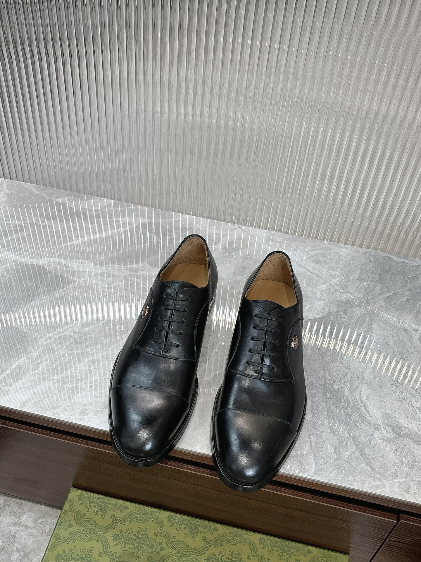 NO:273250,Gucc* Hot Sale Men's Boutique Oxford Shoes!  Selected imported cowhide combines craftsmanship and modern charm, strong toughness, resistance to folding and not easy to deform, and durable for wear!  Imported water-dyed cowhide inner lining, imported genuine leather sole, top quality, welcome to compare!  Code number 39-44 (38.45.46 custom made without return or exchange) batch, gucci, cowhide, Leather soles19860909Gucc* 热卖款男士精品牛津鞋！精选进口牛皮将工致元素与摩登魅力融合,韧性强耐折不易变形,经久耐穿！进口水染牛皮内里,进口真皮大底,顶级品质,欢迎对比！码数39-44（38.45.46定做不退不换）批,,gucci,cowhide,Leather soles,Men's shoes