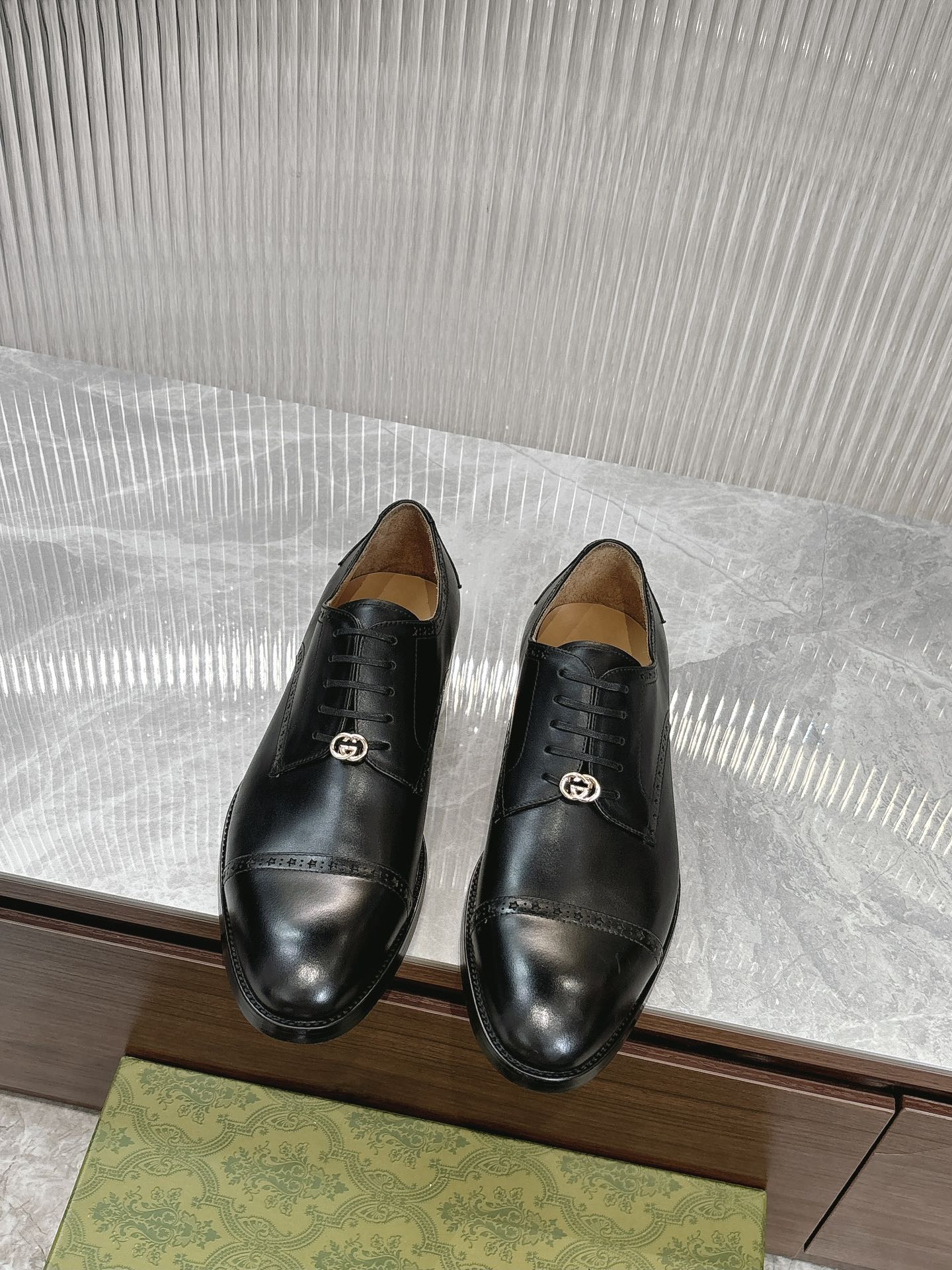 NO:270306,Gucc* Hot Sale Men's Boutique Oxford Shoes!  Selected imported cowhide combines craftsmanship and modern charm, strong toughness, resistance to folding and not easy to deform, and durable for wear!  Imported water-dyed cowhide inner lining, imported genuine leather sole, top quality, welcome to compare!  Code number 39-44 (38.45.46 custom made without return or exchange) batch, gucci, cowhide, Leather soles19860909Gucc* 热卖款男士精品牛津鞋！精选进口牛皮将工致元素与摩登魅力融合,韧性强耐折不易变形,经久耐穿！进口水染牛皮内里,进口真皮大底,顶级品质,欢迎对比！码数39-44（38.45.46定做不退不换）批,,gucci,cowhide,Leather soles,Men's shoes