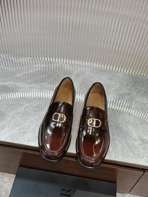 Dior Heren Loafers van Gepolijst Leer met Gouden Gesp - Stijlvol en Comfortabel 1 Dior Heren Loafers van Gepolijst Leer met Gouden Gesp - Stijlvol en Comfortabel