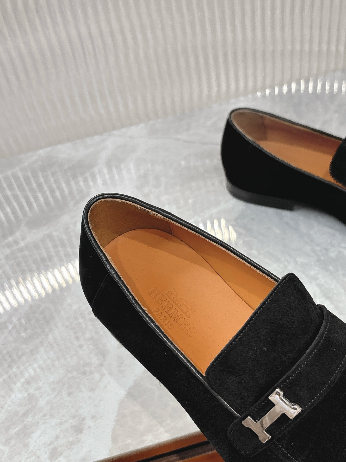 Elegant Men's Loafers by Hermès - Premium Leather, Durable & Comfortable 8 i1727647771 7 4