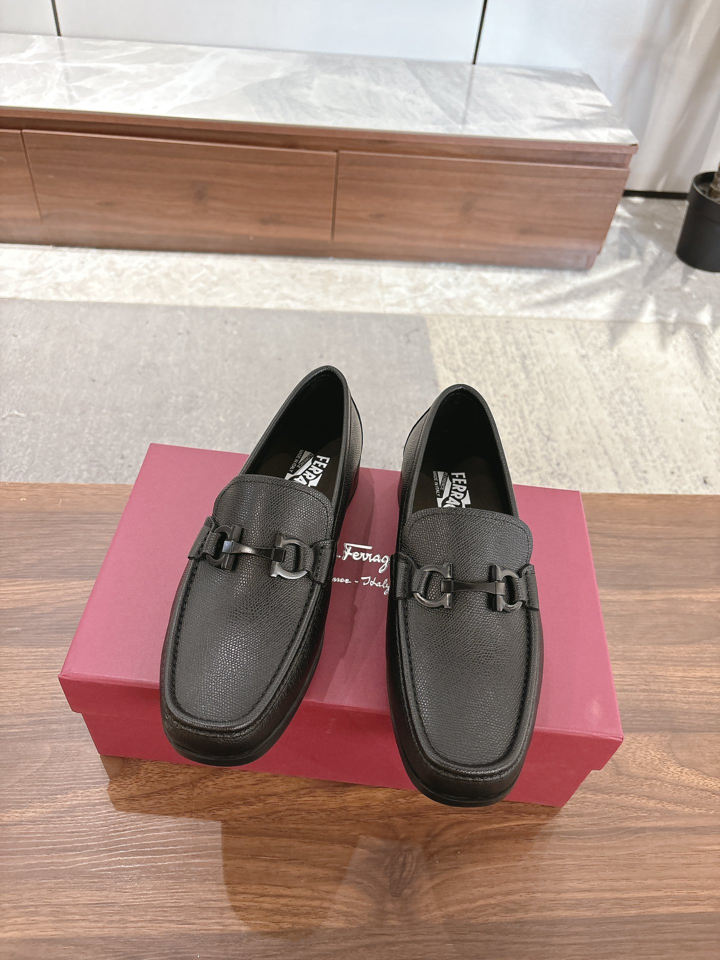 NO:273480,Ferragamo Men's boutique casual leather shoes, top quality, imported cowhide upper, water-dyed cowhide inner lining, original outsole, standard size 38-44, spot batch, ferragamo, ferragamo, cowhide19860909菲拉格慕Ferragamo 男士精品休闲皮鞋,顶级品质,鞋面进口牛皮,水染牛皮内里,原版大底,标准码数38-44,现货批,,ferragamo,ferragamo,cowhide,Men's shoes