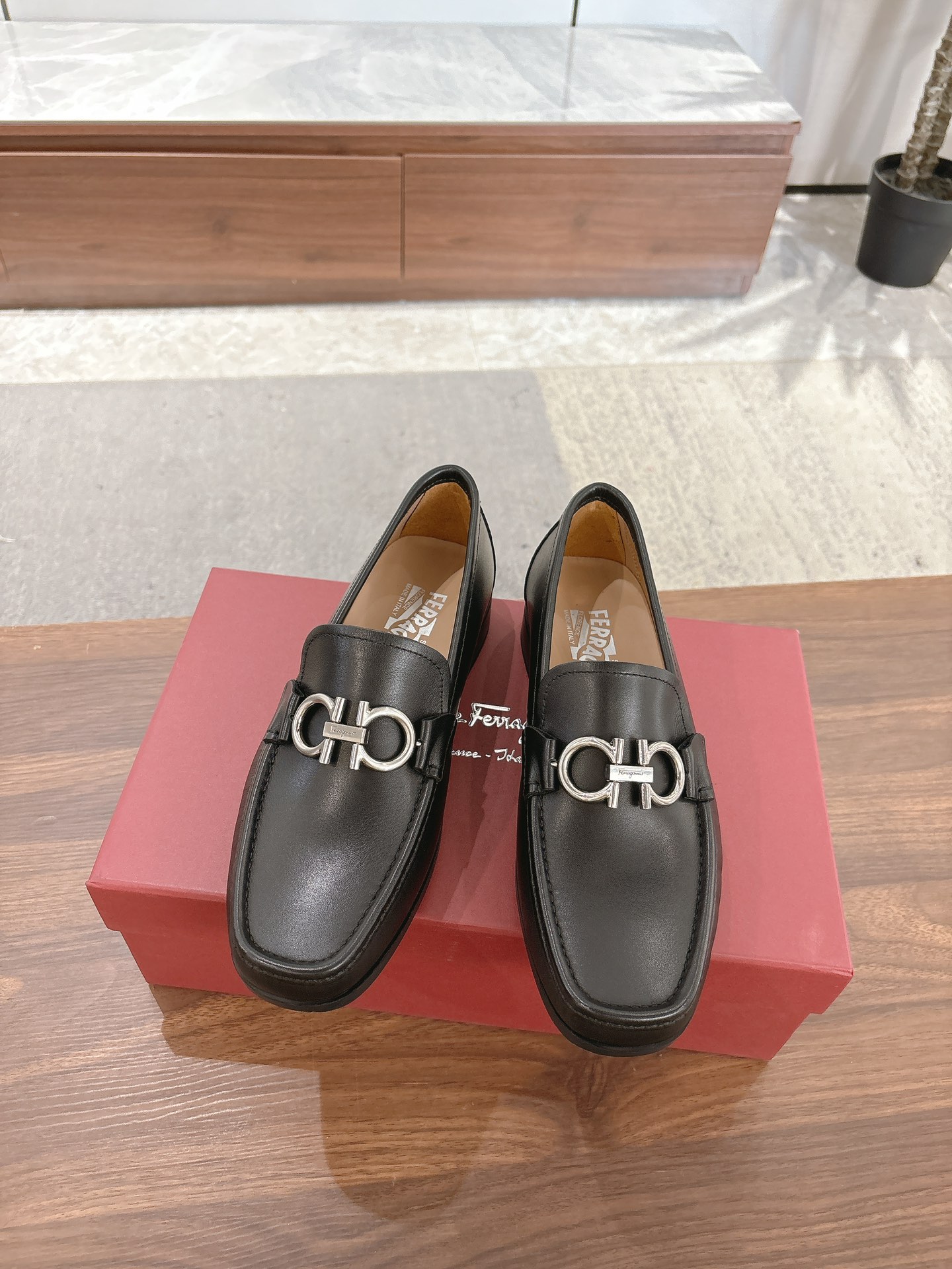 NO:283519,Ferragamo Men's boutique casual leather shoes, top quality, imported cowhide upper, water-dyed cowhide inner lining, original outsole, standard size 38-44, spot batch, ferragamo, ferragamo, cowhide19860909菲拉格慕Ferragamo 男士精品休闲皮鞋,顶级品质,鞋面进口牛皮,水染牛皮内里,原版大底,标准码数38-44,现货批,,ferragamo,ferragamo,cowhide,Men's shoes