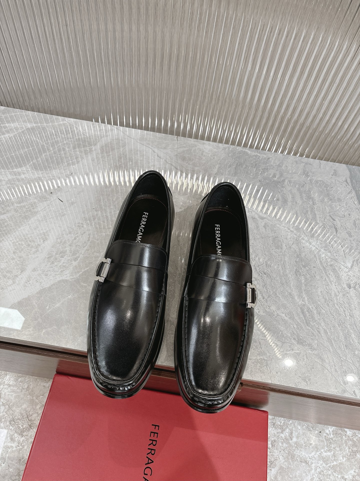 NO:280702,【Ferra gamo^】Original list - Ferragamo Loafers - (Salvatore Ferragamo) has become a classic Italian fashion brand with an ever-present history. -Style luxurious, elegant and practical, and both styles -Material -Original imported cowhide -Comfortable, breathable, high-quality cowhide -Original genuine leather outsole -Classic fasteners, definitely one of the highlights. Pair at will Size 39- 44 (38, 45, 46 Customized, no return or replacement),,louis vuitton,ferragamo,ferragamo,loafers,cowhide,Leather soles19860909【Ferra gamo^】原单 -菲拉格慕 乐福鞋 -（SalvatoreFerragamo)今时今日己成为一个历史不衰的意大利经典时尚品牌. -风格华贵典雅实用性和款式并重 -材质-原版进口牛皮 -舒适,透气,优质牛皮 -原版真皮大底 -经典的扣件,绝对是亮点之一.随意搭配 Size 39- 44（38,45,46定制不退不换）,,louis vuitton,ferragamo,ferragamo,loafers,cowhide,Leather soles,Men's shoes