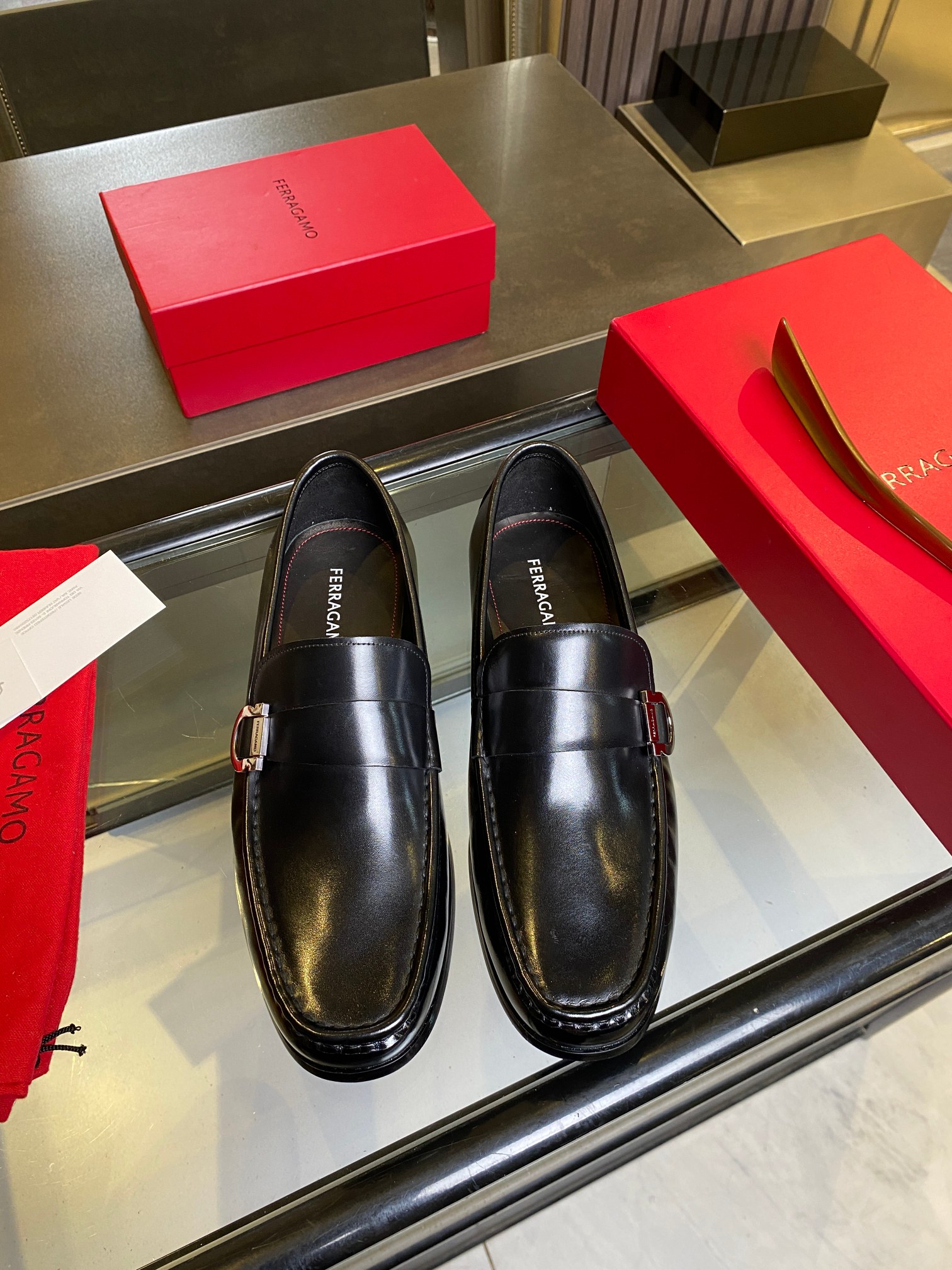 NO:283412,FS Ferragamo Craft Goodyear Handmade Cold Sticky. Imported Italian leather embryo, fetal cowhide leather surface, internal force dyed calf leather, delicate leather, gloss and transparent, full genuine leather leather layer, large bottom, all stainless steel brushed hardware, every detail is exquisite, full set of original packaging, size 39-44 (customized by 38.45.46),, ferragamo, cowhide19860909FS 菲拉格慕 工艺固特异手工冷粘.意大利进口皮胚 胎牛皮皮面 内力本染小牛皮 皮质细腻 光泽透亮 全真皮皮层大底全不锈钢拉丝五金 每一个细节都是精工细作 全套原包装 尺码39-44（38.45.46定制）,,ferragamo,cowhide,Men's shoes