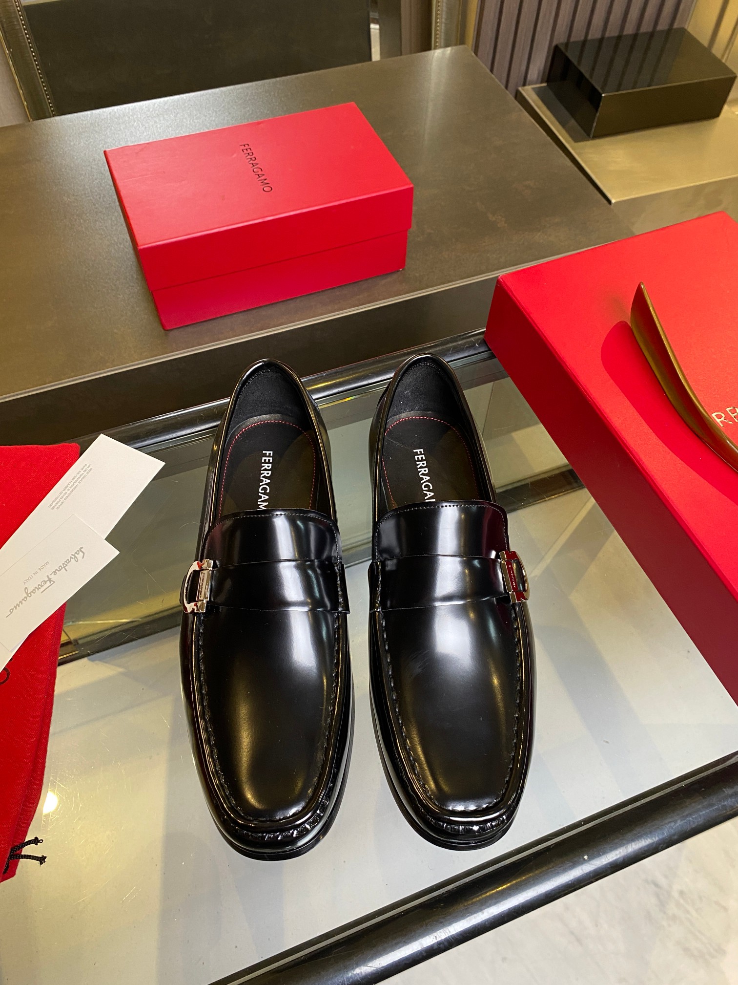 NO:283413,FS Ferragamo Craft Goodyear Handmade Cold Sticker. Imported Italian leather embryos, fetal cowhide beaded leather surface, internal force dyed calfskin, delicate leather, gloss and transparent, full genuine leather leather layer, large bottom, all stainless steel brushed hardware, every detail is exquisite, full set of original packaging, size 39-44 (customized by 38.45.46),, ferragamo, cowhide19860909FS 菲拉格慕 工艺固特异手工冷粘.意大利进口皮胚 胎牛皮开边珠皮面 内力本染小牛皮 皮质细腻 光泽透亮 全真皮皮层大底全不锈钢拉丝五金 每一个细节都是精工细作 全套原包装 尺码39-44（38.45.46定制）,,ferragamo,cowhide,Men's shoes
