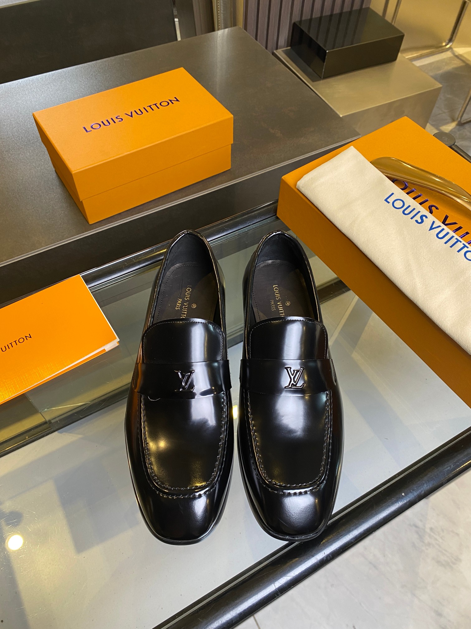 NO:344797,LV Classic men's business loafers classic square toe exquisite toe, ultimate art. The whole shoe is made of imported cowhide. It is carefully selected. The pores are soft and soft. It is tough and durable and not easily deformed. The inner lining of the original calf leather is soft and comfortable, sweat-absorbing and breathable. Genuine leather sole, composite rubber bottom of the heel and forefoot, anti-slip and wear-resistant. Goodyear craftsmanship. The shoe shape is excellent. Light luxury and stylish. You can press the array when you go in and out of all formal occasions!  Original box dust bag packaging!  Size 39-44 (customized by 38.45.46), louis vuitton,loafers,cowhide,Leather soles19860909LV 经典男士商务乐福鞋 经典款方头精致鞋头 极致艺术 全鞋采用进口牛皮 精挑细选 毛孔细腻 质感柔软 韧性强耐穿不易变形,本色小牛皮内里,柔软舒适,吸汗透气.真皮大底,后跟、前掌复合橡胶底片 防滑耐磨.固特异工艺制作 鞋型极好 轻奢有型 出入各类正式场合都能压阵！原盒 防尘袋包装 ！尺码39-44（38.45.46定制）,,louis vuitton,loafers,cowhide,Leather soles,Men's shoes