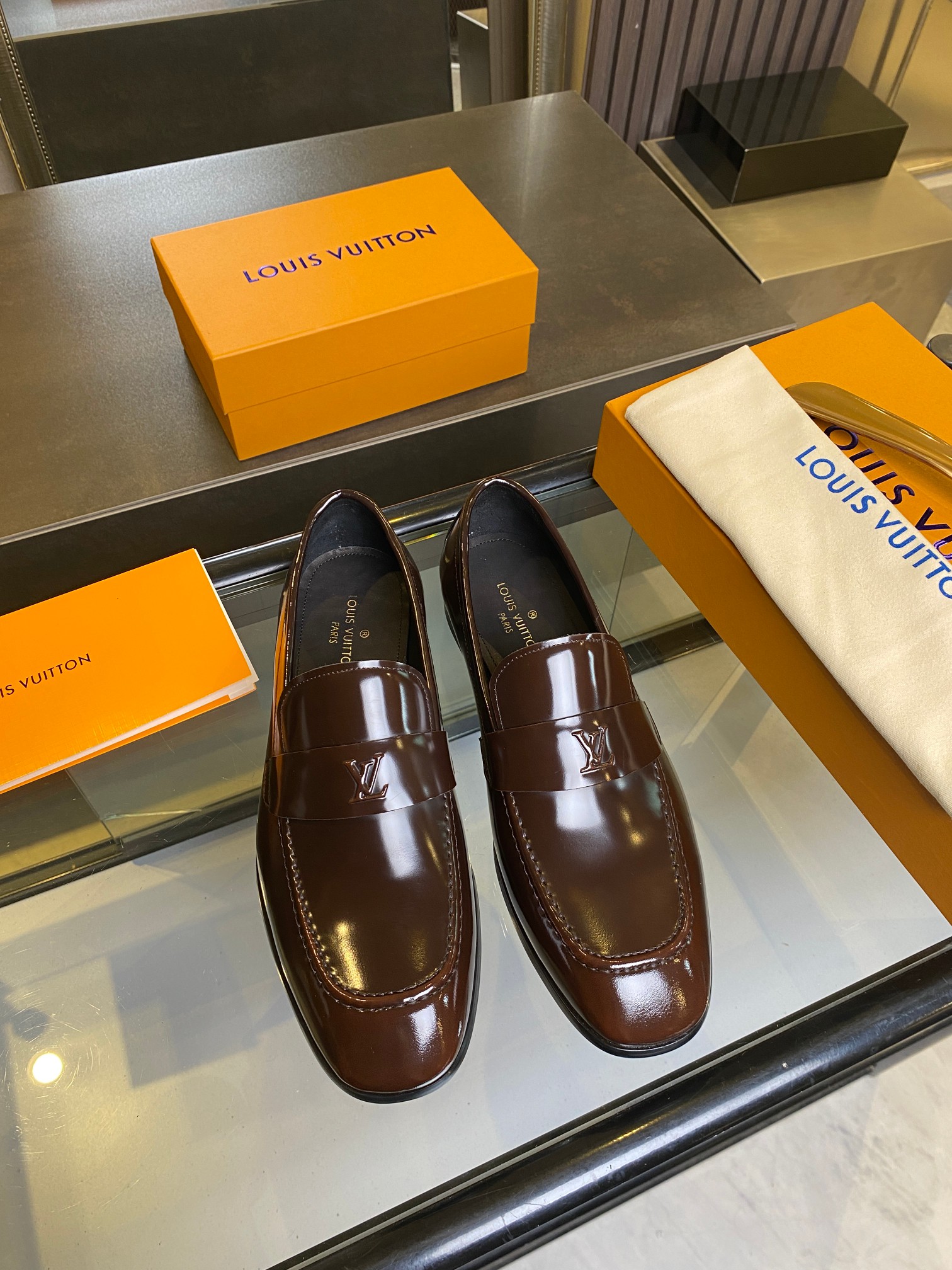 NO:283414,LV Classic men's business loafers classic square toe exquisite toe, ultimate art. The whole shoe is made of imported cowhide. It is carefully selected. The pores are soft and soft. It is tough and durable and not easily deformed. The inner lining of the original calf leather is soft and comfortable, sweat-absorbing and breathable. Genuine leather sole, composite rubber bottom of the heel and forefoot, anti-slip and wear-resistant. Goodyear craftsmanship. The shoe shape is excellent. Light luxury and stylish. You can press the array when you go in and out of all formal occasions!  Original box dust bag packaging!  Size 39-44 (38.45.46 customization), louis vuitton,loafers,cowhide,Leather soles19860909LV 经典男士商务乐福鞋 经典款方头精致鞋头 极致艺术 全鞋采用进口牛皮 精挑细选 毛孔细腻 质感柔软 韧性强耐穿不易变形,本色小牛皮内里,柔软舒适,吸汗透气.真皮大底,后跟、前掌复合橡胶底片 防滑耐磨.固特异工艺制作 鞋型极好 轻奢有型 出入各类正式场合都能压阵！原盒 防尘袋包装 ！尺码39-44（38.45.46定制）,,louis vuitton,loafers,cowhide,Leather soles,Men's shoes