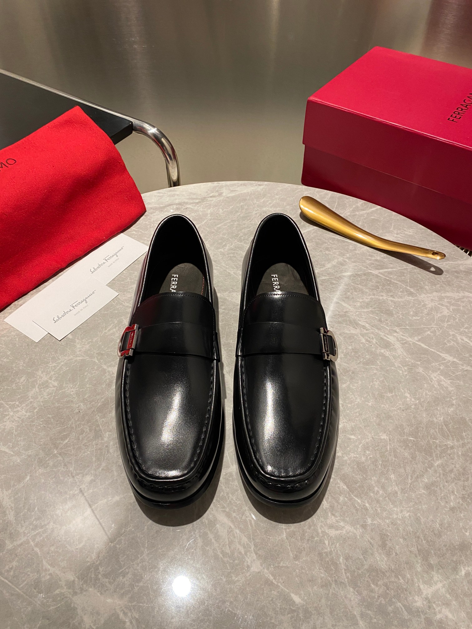 NO:283730,【Ferra gamo^】Original list - Ferragamo Loafers - (Salvatore Ferragamo) has become a classic Italian fashion brand with an ever-present history. -Style luxurious, elegant and practical, and both styles -Material -Original imported cowhide -Comfortable, breathable, high-quality cowhide -Original genuine leather outsole -Classic fasteners, definitely one of the highlights. Pair at will Size 39- 44 (38, 45, 46 Customized, no return or replacement),,louis vuitton,ferragamo,ferragamo,loafers,cowhide,Leather soles19860909【Ferra gamo^】原单 -菲拉格慕 乐福鞋 -（SalvatoreFerragamo)今时今日己成为一个历史不衰的意大利经典时尚品牌. -风格华贵典雅实用性和款式并重 -材质-原版进口牛皮 -舒适,透气,优质牛皮 -原版真皮大底 -经典的扣件,绝对是亮点之一.随意搭配 Size 39- 44（38,45,46定制不退不换）,,louis vuitton,ferragamo,ferragamo,loafers,cowhide,Leather soles,Men's shoes