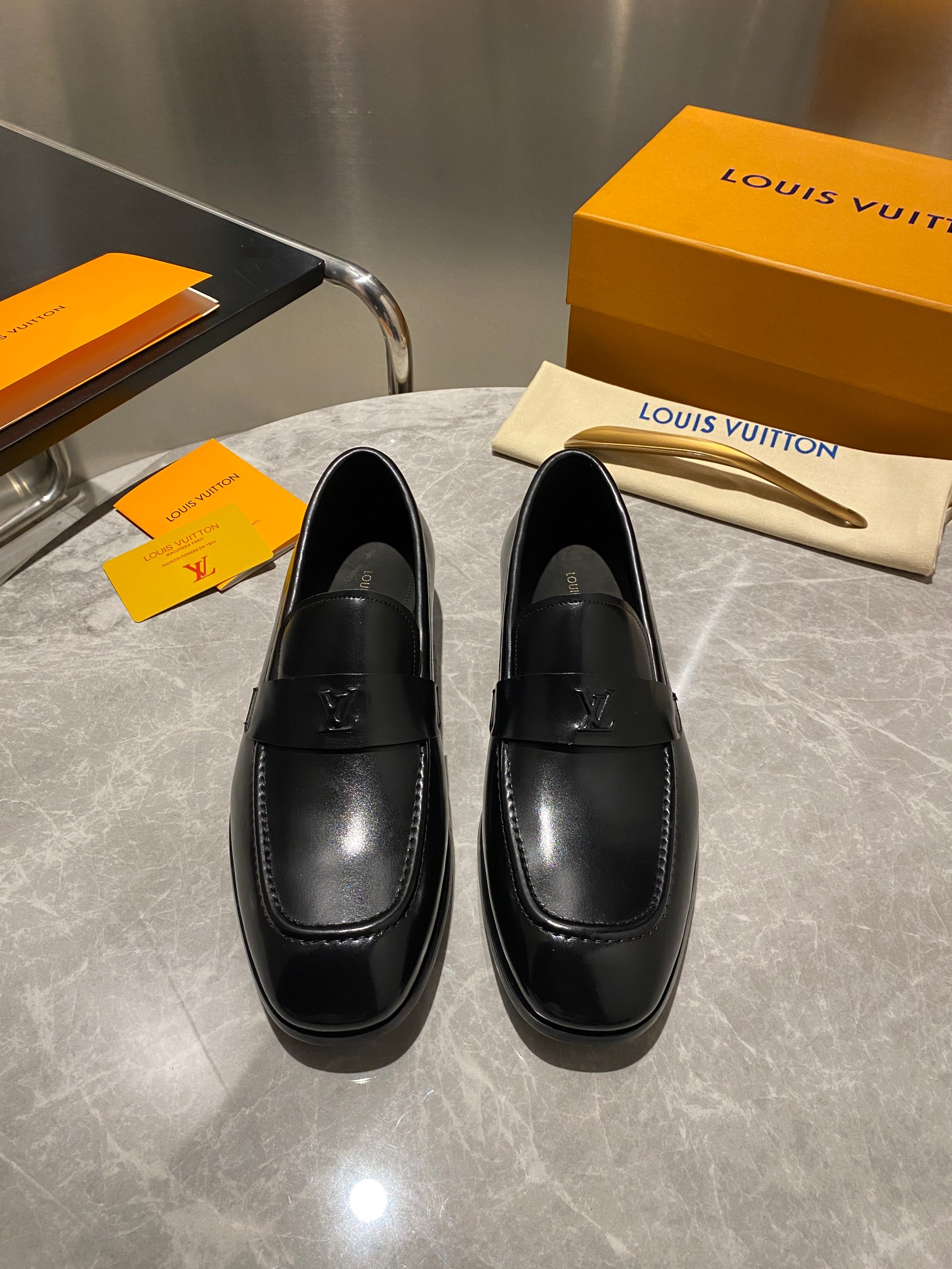 NO:283734,【Lv^】Original order High quality - Purchase level - Classic square head men's formal lace-up leather shoes - Material - Original imported cowhide - Inner footbed Water dyed cowhide - Original genuine leather sole Size 39-44 (38, 45, 46 customization without return or replacement) -,,louis vuitton,cowhide,Leather soles19860909【Lv^】原单 高品质 -代购级别 -经典方头男士正装系带皮鞋 -材质-原版进口牛皮 -内里垫脚 水染牛皮 -原版真皮大底 Size 39-44（38,45,46定制不退不换） -,,louis vuitton,cowhide,Leather soles,Men's shoes