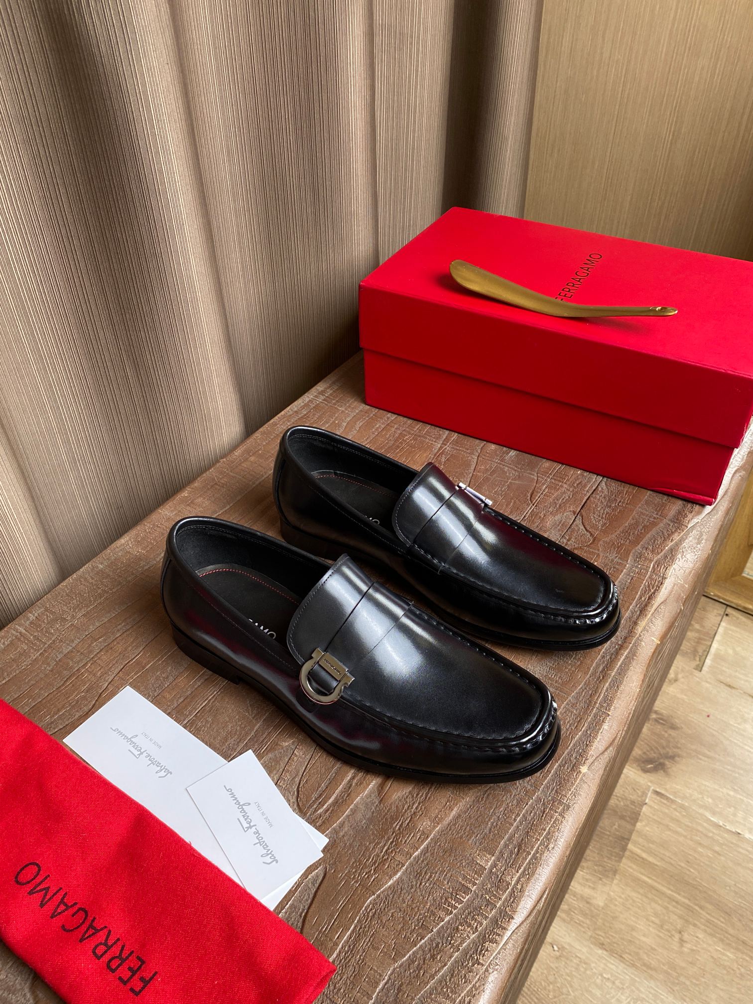 NO:352203,Ferragam~ Size 38-45 F Home Official Website simultaneous new products for men's formal leather shoes, perfect workmanship, top-notch reproduction, using imported Italian calf leather design, ancient hand-made with original hardware buckle, cowhide lining/foot pad, imported original luxury leather sole, comparable to the counter, welcome to compare!  (38.45.46 Custom made no return or exchange), ferragamo, fendi, cowhide, Leather soles19860909Ferragam～ 码数38-45  F家官网同步新品男士正装皮鞋,完美做工,顶级复刻,采用进口意大利小牛皮设计,古法手工搭配原版五金扣饰,牛皮内里/垫脚,进口原版奢华真皮大底,媲美专柜,欢迎对比！（38.45.46定做不退换）,,ferragamo,fendi,cowhide,Leather soles,Men's shoes