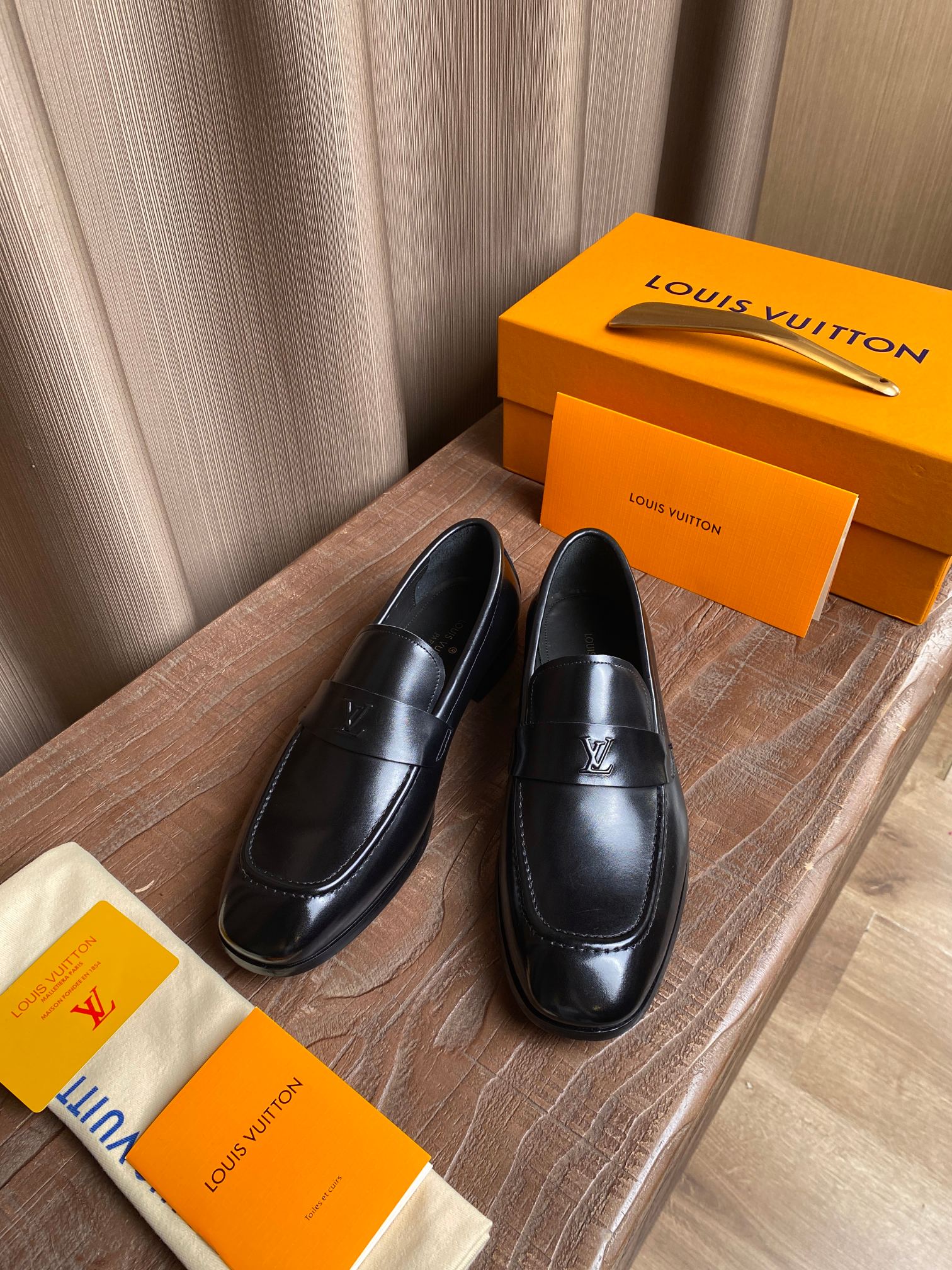 NO:352039,Louisvuit~ Number of sizes: 38-45 L Home official website synchronizes new products for men's high-end business formal leather shoes, top-level original single-level reproduction, repeated debugging of lasts, using imported calf leather design, ancient hand-crafted craftsmanship, water-dyed cowhide inner lining/foot pad, original imported genuine leather sole, extremely luxurious!  (38.45.46 Custom made no return or exchange), louis vuitton, cowhide, Leather soles19860909Louisvuit～ 码数:38-45  L 家官网同步新品男士高端商务正装皮鞋,顶级原单级别复刻,楦头反复调试,选用进口小牛皮设计,古法手工工艺,水染牛皮内里/垫脚,原版进口真皮大底,奢华至极！（38.45.46定做不退换）,,louis vuitton,cowhide,Leather soles,Men's shoes