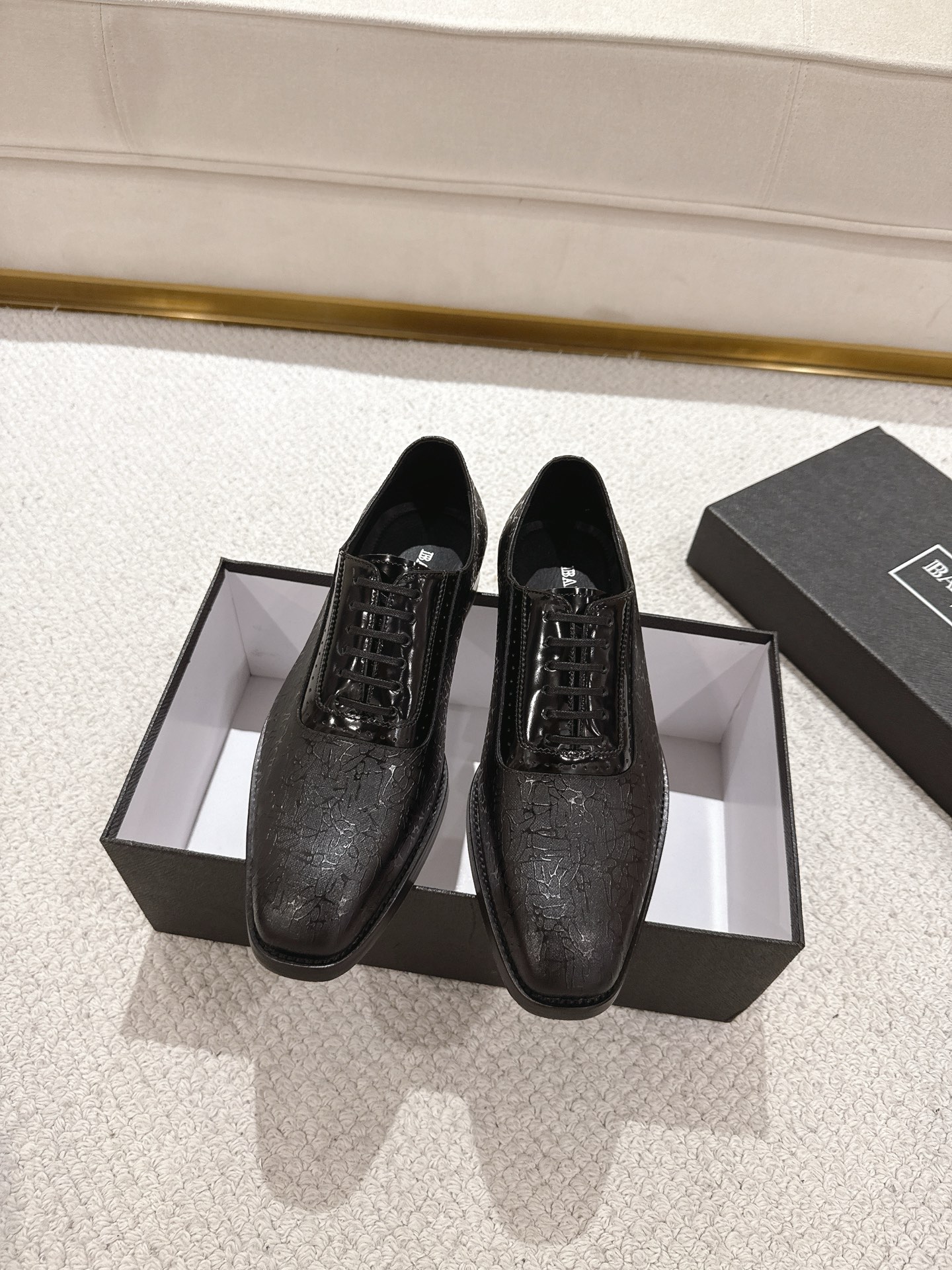 NO:354353,BALMAIN/Balmain Men's new formal Derby shoes. The fabric is imported cowhide. The inner water-dyed cowhide is cowhide. The leather footbed is genuine leather sole. The heel is composite rubber non-slip and wear-resistant. It shows high-end luxury and atmospheric experience. Comfortable and breathable. The feet are stylish!  Standard code 39-44 (38.45.46 customized), ,balmain,balmain,cowhide,Leather soles19860909BALMAIN/巴尔曼 男士新款正装德比鞋 面料选用进口牛皮 内里进口水染牛皮 牛皮垫脚 真皮大底 后跟复合橡胶防滑耐磨 彰显高端奢华大气 大牌体验 舒适透气 上脚有型！标准码39-44(38.45.46定制),,balmain,balmain,cowhide,Leather soles,Men's shoes