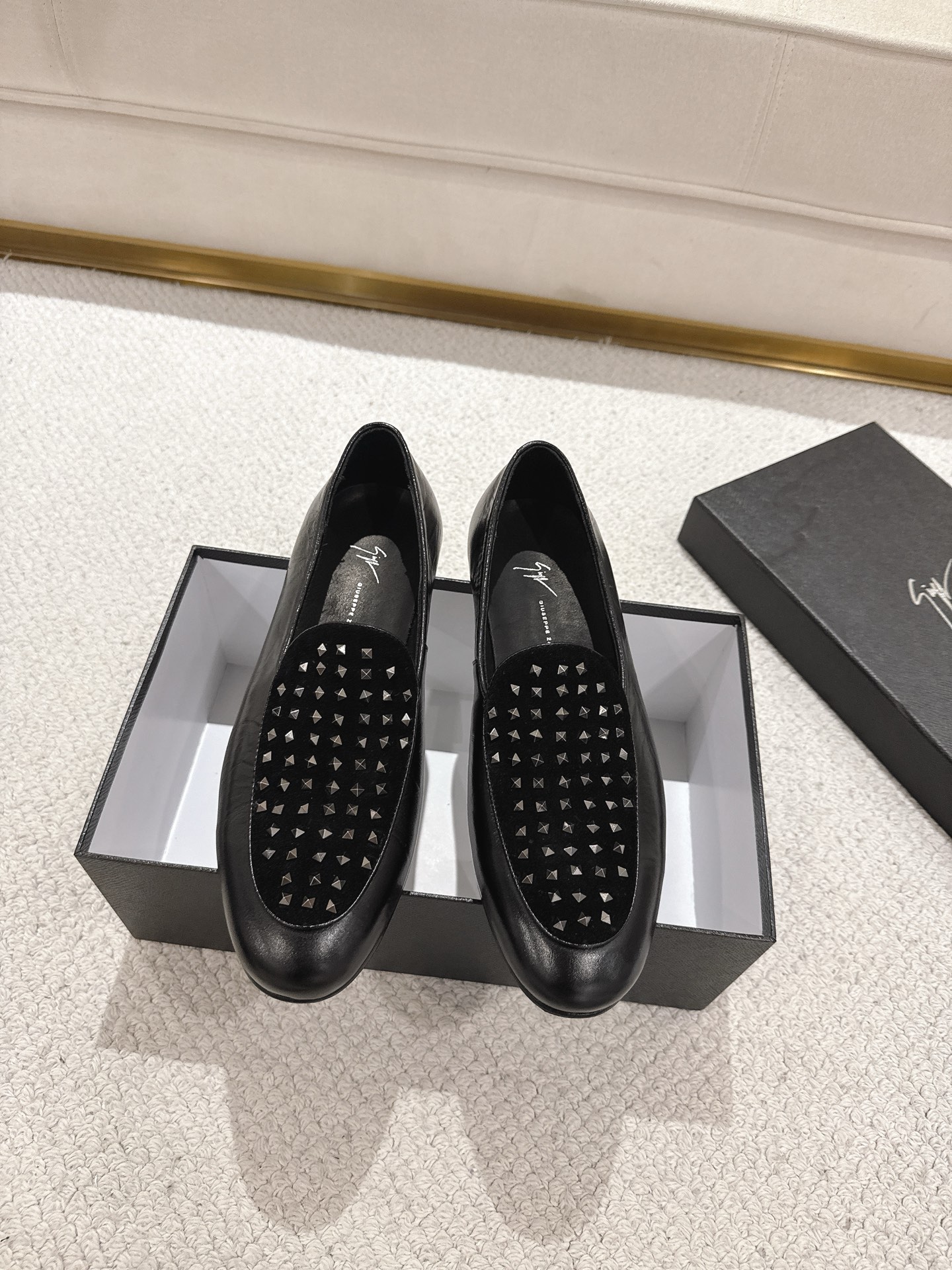 NO:352193,Giuseppe Zanotti high-end genuine leather outsole classic men's business leather shoes, imported original cowhide, water-dyed top layer cow, imported genuine leather outsole!  Professional and rigorous craftsmanship, pay attention to details, and demonstrate the taste of noble gentlemen!  Size39-44 (38.45.46 customized), cowhide,Leather soles19860909Giuseppe Zanotti 高端真皮大底经典男士商务皮鞋,进口原版牛皮,水染头层牛里,进口真皮大底！专业严谨工艺,注重细节,彰显尊贵绅士品味！ Size39-44（38.45.46定做）,,cowhide,Leather soles,Men's shoes