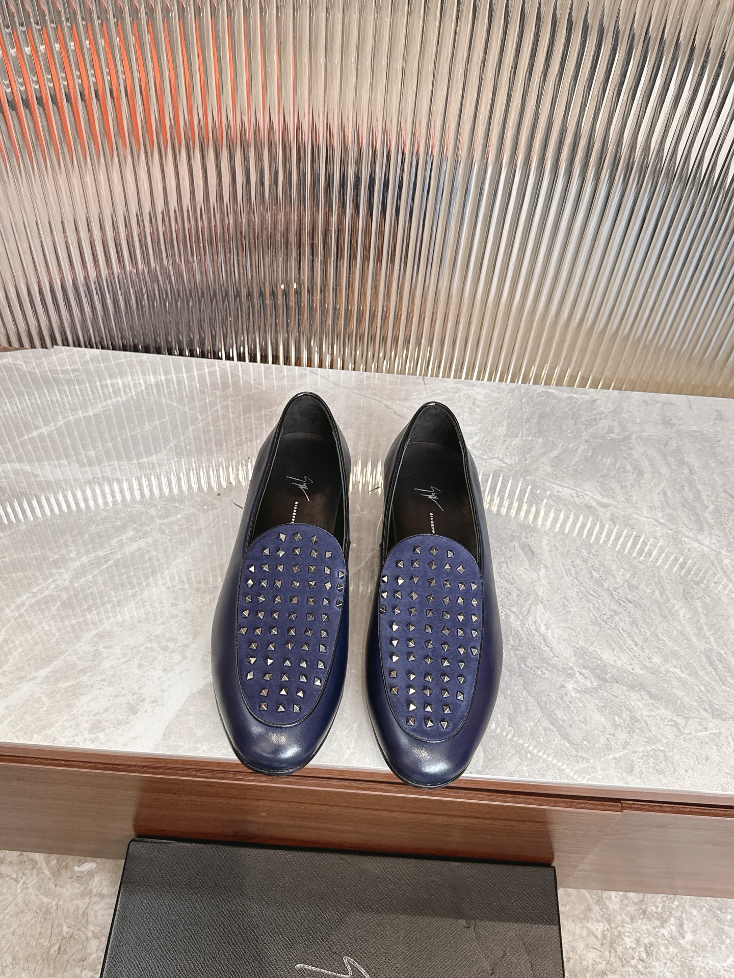 NO:346184,Giuseppe Zanotti Men's high-end genuine leather outsole classic men's business leather shoes, imported original cowhide, water-dyed top layer cow, imported genuine leather outsole!  Professional and rigorous craftsmanship, pay attention to details, and demonstrate the taste of noble gentlemen!  Size39-44 (38.45.46 customized), cowhide,Leather soles19860909Giuseppe Zanotti 男士高端真皮大底经典男士商务皮鞋,进口原版牛皮,水染头层牛里,进口真皮大底！专业严谨工艺,注重细节,彰显尊贵绅士品味！ Size39-44（38.45.46定做）,,cowhide,Leather soles,Men's shoes