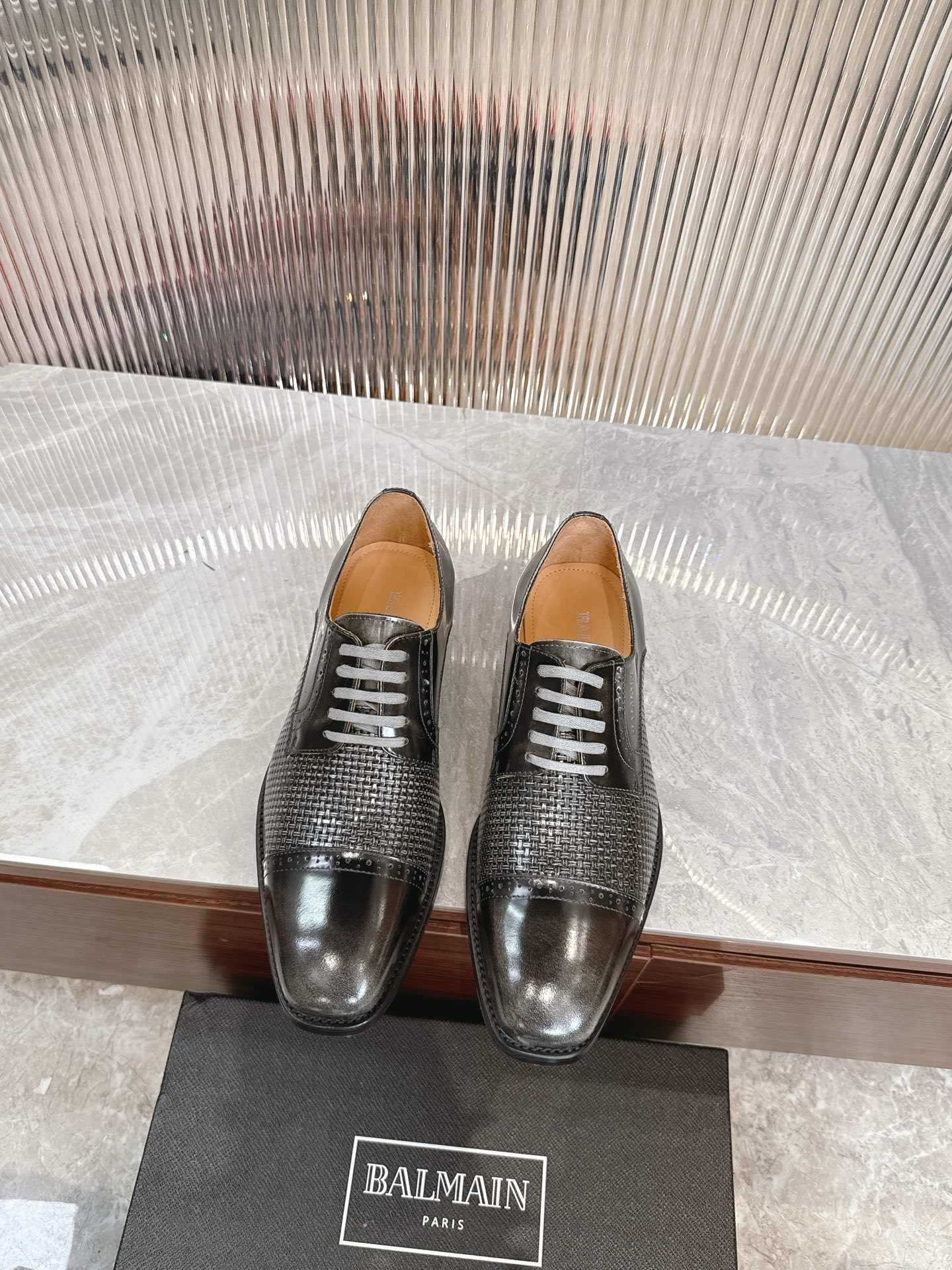 NO:346198,BALMAIN/Balmain Men's new formal Derby shoes. The fabric is imported cowhide. The inner water-dyed cowhide is cowhide. The leather footbed is genuine leather sole. The heel is composite rubber non-slip and wear-resistant. It shows high-end luxury and atmospheric experience. Comfortable and breathable. The feet are stylish!  Standard code 39-44 (38.45.46 customized), ,balmain,balmain,cowhide,Leather soles19860909BALMAIN/巴尔曼 男士新款正装德比鞋 面料选用进口牛皮 内里进口水染牛皮 牛皮垫脚 真皮大底 后跟复合橡胶防滑耐磨 彰显高端奢华大气 大牌体验 舒适透气 上脚有型！标准码39-44(38.45.46定制),,balmain,balmain,cowhide,Leather soles,Men's shoes