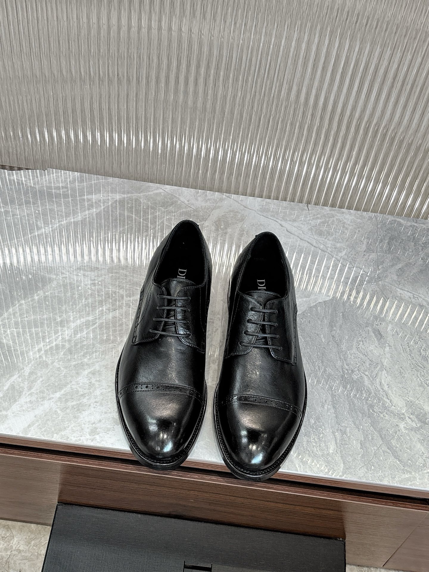 NO:354955,Dior men's fine handmade derby shoes, classic three-joint brick micro-carving, imported calfskin and midsole, midsole genuine leather, water-dyed calf memory molding pad, leather outsole, ABS anti-slip, wear-resistant injection molding!  Goodyear craft production model, heavy industry ancient method of washing leather shoes!  Soft and comfortable, fashionable and extraordinary!  Standard code 38-44 spot batch, dior, dior, cowhide, Leather soles19860909Dior迪奥 男士精品手工德比鞋,经典三接头布洛克微雕,鞋面、内里进口小牛皮,中底真皮,水染牛里记忆成型垫,真皮大底,ABS 防滑耐磨注塑！固特异工艺制作款,重工古法水洗皮鞋！柔软舒适,时髦不凡！标准码38-44 现货批,,dior,dior,cowhide,Leather soles,Men's shoes