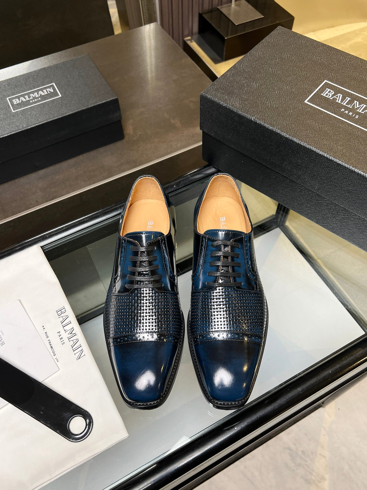 NO:349184,BALMAIN/Balmain Men's new formal three-joint derby shoes. The fabric is imported cowhide. The inner water-dyed cowhide is cowhide. The leather footbed is genuine leather sole. The heel is composite rubber non-slip and wear-resistant. It shows high-end luxury and atmospheric experience. Comfortable and breathable. The feet are stylish!  Standard code 39-44 (38.45.46 customized), ,balmain,balmain,cowhide,Leather soles19860909BALMAIN/巴尔曼 男士新款正装三接头德比鞋 面料选用进口牛皮 内里进口水染牛皮 牛皮垫脚 真皮大底 后跟复合橡胶防滑耐磨 彰显高端奢华大气 大牌体验 舒适透气 上脚有型！标准码39-44(38.45.46定制),,balmain,balmain,cowhide,Leather soles,Men's shoes