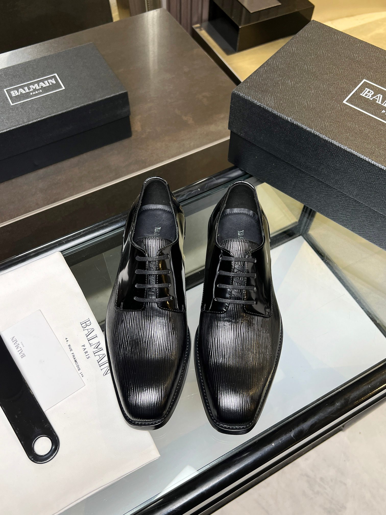 NO:349207,BALMAIN/Balmain Men's new formal Oxford shoes. The fabric is imported cowhide. The inner water-dyed cowhide is cowhide. The leather footbed is genuine leather sole. The heel is composite rubber non-slip and wear-resistant. It shows high-end luxury and atmospheric experience. Comfortable and breathable. The feet are stylish!  Standard code 39-44 (38.45.46 customized), ,balmain,balmain,cowhide,Leather soles19860909BALMAIN/巴尔曼 男士新款正装牛津鞋 面料选用进口牛皮 内里进口水染牛皮 牛皮垫脚 真皮大底 后跟复合橡胶防滑耐磨 彰显高端奢华大气 大牌体验 舒适透气 上脚有型！标准码39-44(38.45.46定制),,balmain,balmain,cowhide,Leather soles,Men's shoes