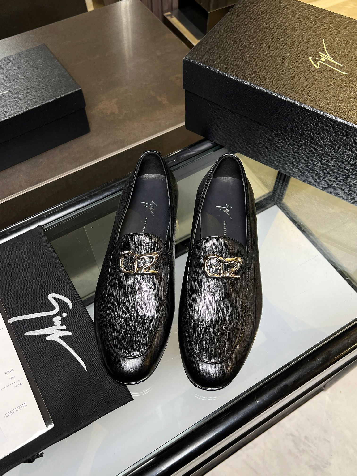 NO:349228,Giuseppe Zanotti Men's high-end genuine leather outsole classic men's business leather shoes, imported original cowhide, water-dyed top layer cow, imported genuine leather outsole!  Professional and rigorous craftsmanship, pay attention to details, and demonstrate the taste of noble gentlemen!  Size39-44 (38.45.46 customized), cowhide,Leather soles19860909Giuseppe Zanotti 男士高端真皮大底经典男士商务皮鞋,进口原版牛皮,水染头层牛里,进口真皮大底！专业严谨工艺,注重细节,彰显尊贵绅士品味！ Size39-44（38.45.46定做）,,cowhide,Leather soles,Men's shoes