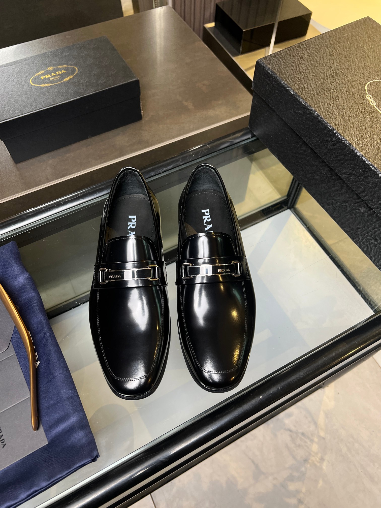 NO:344363,Prada high-end men's best-selling boutique casual leather shoes, imported open-edge beaded cowhide leather glossy leather loafers combine craftsmanship elements with modern charm, strong toughness, resistance to folding and not easy to deform, and durable for wear!  Imported water-dyed cowhide inner lining, imported genuine leather large soles, top quality, welcome to compare, code number 39-44 (38.45.46 custom made without return or exchange), prada, prada, loafers, cowhide, Leather soles19860909Prada普拉达高端男士热卖精品休闲皮鞋,进口开边珠牛皮亮面皮革乐福鞋将工致元素与摩登魅力融合,韧性强耐折不易变形,经久耐穿！进口水染牛皮内里,进口真皮大底,顶级品质,欢迎对比,码数39-44（38.45.46定做不退不换）批,,prada,prada,loafers,cowhide,Leather soles,Men's shoes