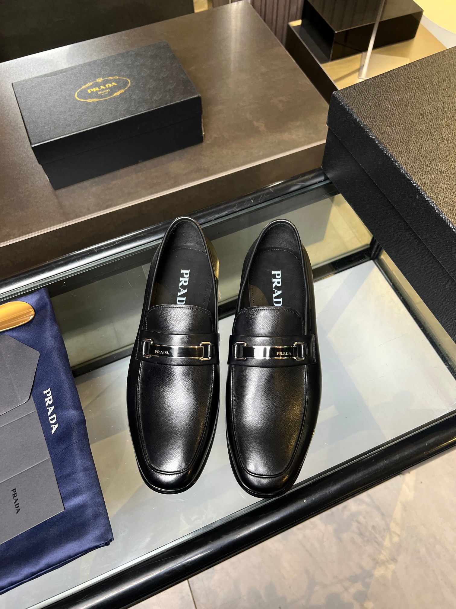 NO:344381,Prada high-end men's best-selling boutique casual leather shoes, imported titanium cowhide leather loafers combine craftsmanship elements with modern charm, strong toughness, resistance to folding and not easy to deform, and durable for wear!  Imported water-dyed cowhide inner lining, imported genuine leather large soles, top quality, welcome to compare, code number 39-44 (38.45.46 custom made without return or exchange), prada, prada, loafers, cowhide, Leather soles19860909Prada普拉达高端男士热卖精品休闲皮鞋,进口胎牛皮革乐福鞋将工致元素与摩登魅力融合,韧性强耐折不易变形,经久耐穿！进口水染牛皮内里,进口真皮大底,顶级品质,欢迎对比,码数39-44（38.45.46定做不退不换）批,,prada,prada,loafers,cowhide,Leather soles,Men's shoes