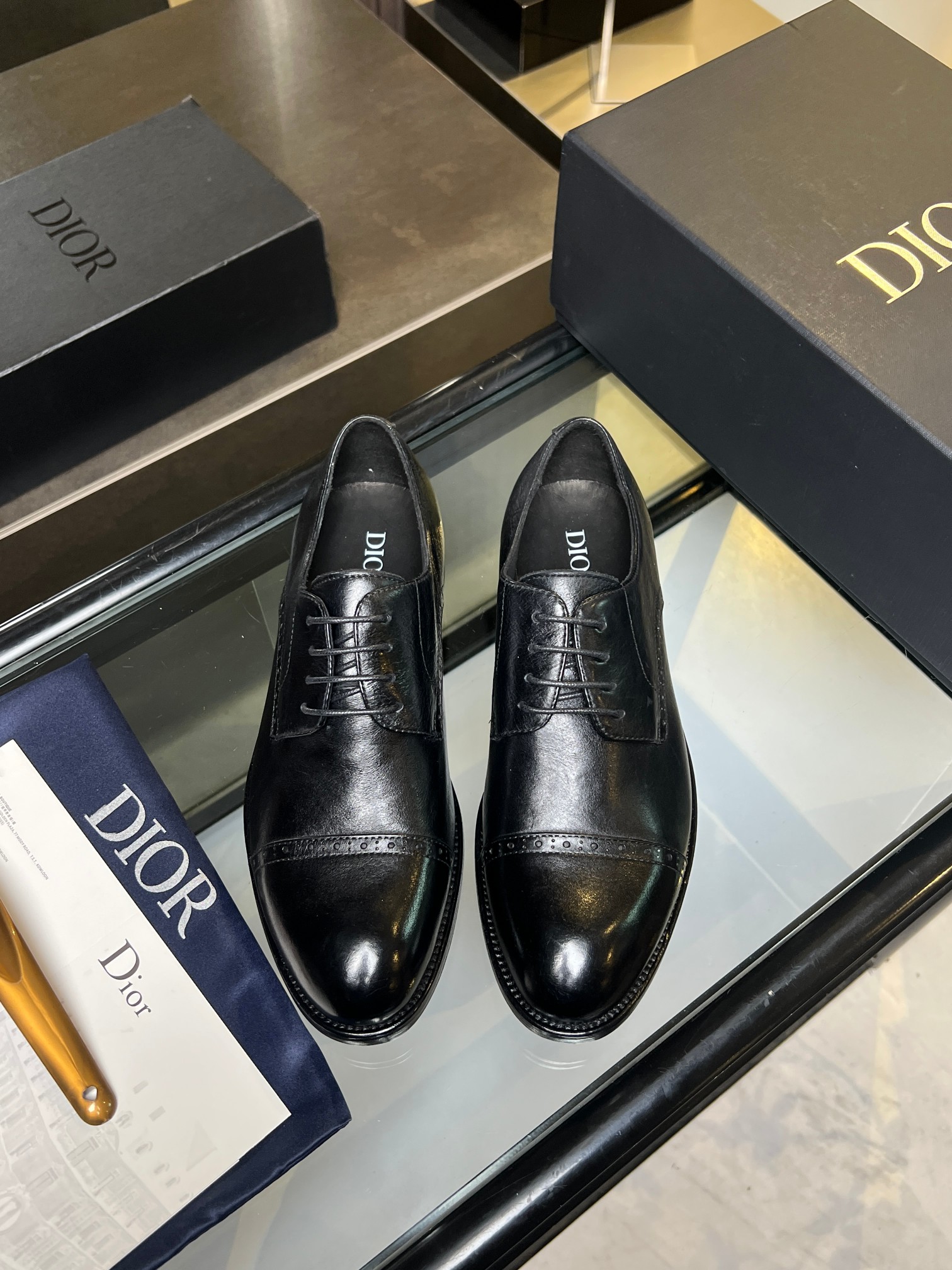 NO:344399,Dior men's fine handmade derby shoes, classic three-joint brick micro-carving, imported calfskin and midsole, midsole genuine leather, water-dyed calf memory molding pad, leather outsole, ABS anti-slip, wear-resistant injection molding!  Goodyear craft production model, heavy industry ancient method of washing leather shoes!  Soft and comfortable, fashionable and extraordinary!  Standard code 38-44 spot batch, dior, dior, cowhide, Leather soles19860909Dior迪奥 男士精品手工德比鞋,经典三接头布洛克微雕,鞋面、内里进口小牛皮,中底真皮,水染牛里记忆成型垫,真皮大底,ABS 防滑耐磨注塑！固特异工艺制作款,重工古法水洗皮鞋！柔软舒适,时髦不凡！标准码38-44 现货批,,dior,dior,cowhide,Leather soles,Men's shoes