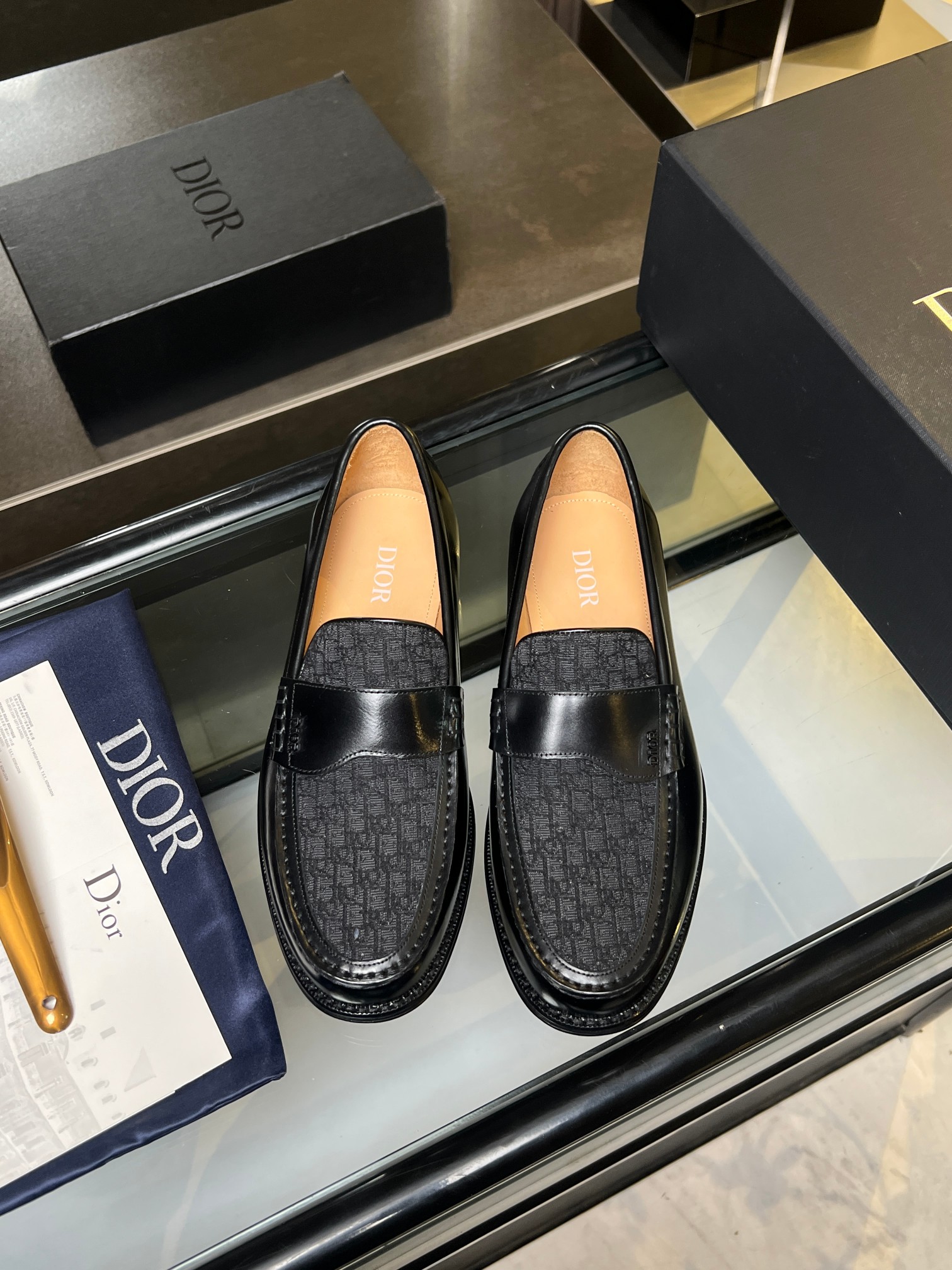 NO:344418,DIO* /Di~ Men's boutique!  Every detail is carefully crafted and the highest version of the craftsmanship on the market!  Dio* Granville loafers are interpreted from formal shoes, showing a modern style. They are carefully crafted from imported cowhide and black Oblique printed fabrics. The upper is decorated with matte finish in the same tone. The water-dyed cow leaves are matched with genuine leather, and the injection molded leather sole. The heel is composite rubber bottom is shock-absorbing and non-slip. The heel is engraved with Dio* logo. The low-top slip-on style is comfortable and does not grind the feet. It can be matched with various seasonal outfits to create an elegant and classic look. It is equipped with a full set of original packaging, standard code 3944, 38.45.46 customized, batch, dior, loafers, cowhide, Leather soles19860909DIO* /迪～ 男士精品！每一个细节都是精工细做,匠心之作市面最高版本！Dio* Granville 乐福鞋从正装鞋履演绎而来,彰显摩登风范.采用进口牛皮和黑色 Oblique 印花面料精心制作,鞋面饰以同色调哑光饰面 Dio* Oblique 标志,水染牛里,搭配真皮大底注塑皮革鞋底,后跟复合橡胶底片减震防滑,鞋跟处镌刻以 Dio* 标志.低帮套穿式舒适不磨脚,可与各季节装扮搭配,打造优雅经典的造型.配全套原包装,标准码3944,38.45.46定制,批,,dior,loafers,cowhide,Leather soles,Men's shoes