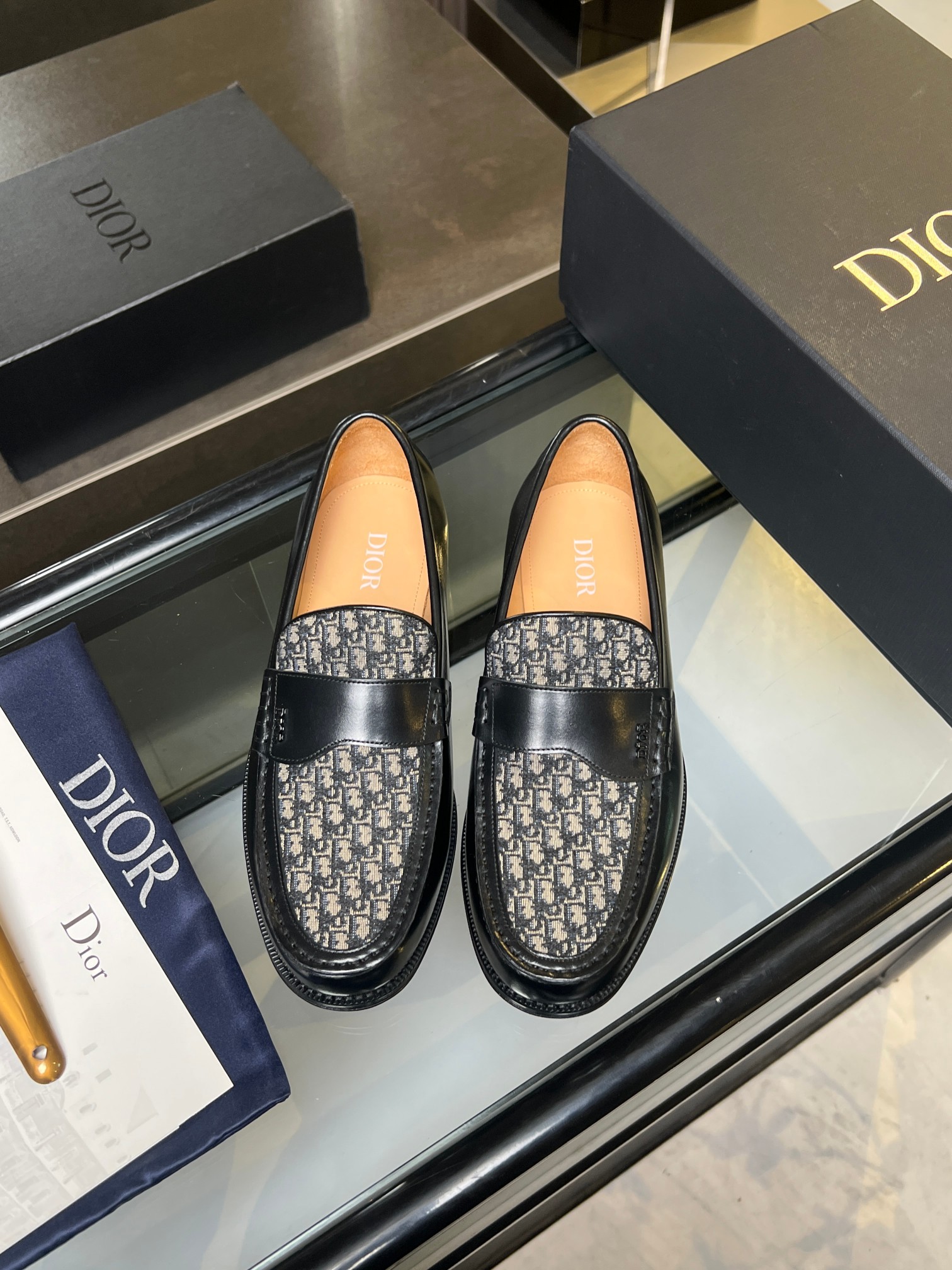 NO:344441,DIO* /Di~ Men's boutique!  Every detail is carefully crafted and the highest version of the craftsmanship on the market!  Dio* Granville loafers are interpreted from formal shoes, showing a modern style. They are carefully crafted from imported cowhide, beige and black Oblique printed fabrics. The upper is decorated with matte finish in the same tone. The Dio* Oblique logo is water-dyed beef, matched with genuine leather large sole injection molded leather sole, the heel composite rubber bottom is shock-absorbing and anti-slip, and the heel is engraved with Dio* logo. The low-top slip-on style is comfortable and does not grind the feet, and can be matched with various seasonal outfits to create an elegant and classic look. With a full set of original packaging, standard code 3944, 38.45.46 customization, batch, dior, loafers, cowhide, Leather soles19860909DIO* /迪～ 男士精品！每一个细节都是精工细做,匠心之作市面最高版本！Dio* Granville 乐福鞋从正装鞋履演绎而来,彰显摩登风范.采用进口牛皮,米色和黑色 Oblique 印花面料精心制作,鞋面饰以同色调哑光饰面 Dio* Oblique 标志,水染牛里,搭配真皮大底注塑皮革鞋底,后跟复合橡胶底片减震防滑,鞋跟处镌刻以 Dio* 标志.低帮套穿式舒适不磨脚,可与各季节装扮搭配,打造优雅经典的造型.配全套原包装,标准码3944,38.45.46定制,批,,dior,loafers,cowhide,Leather soles,Men's shoes