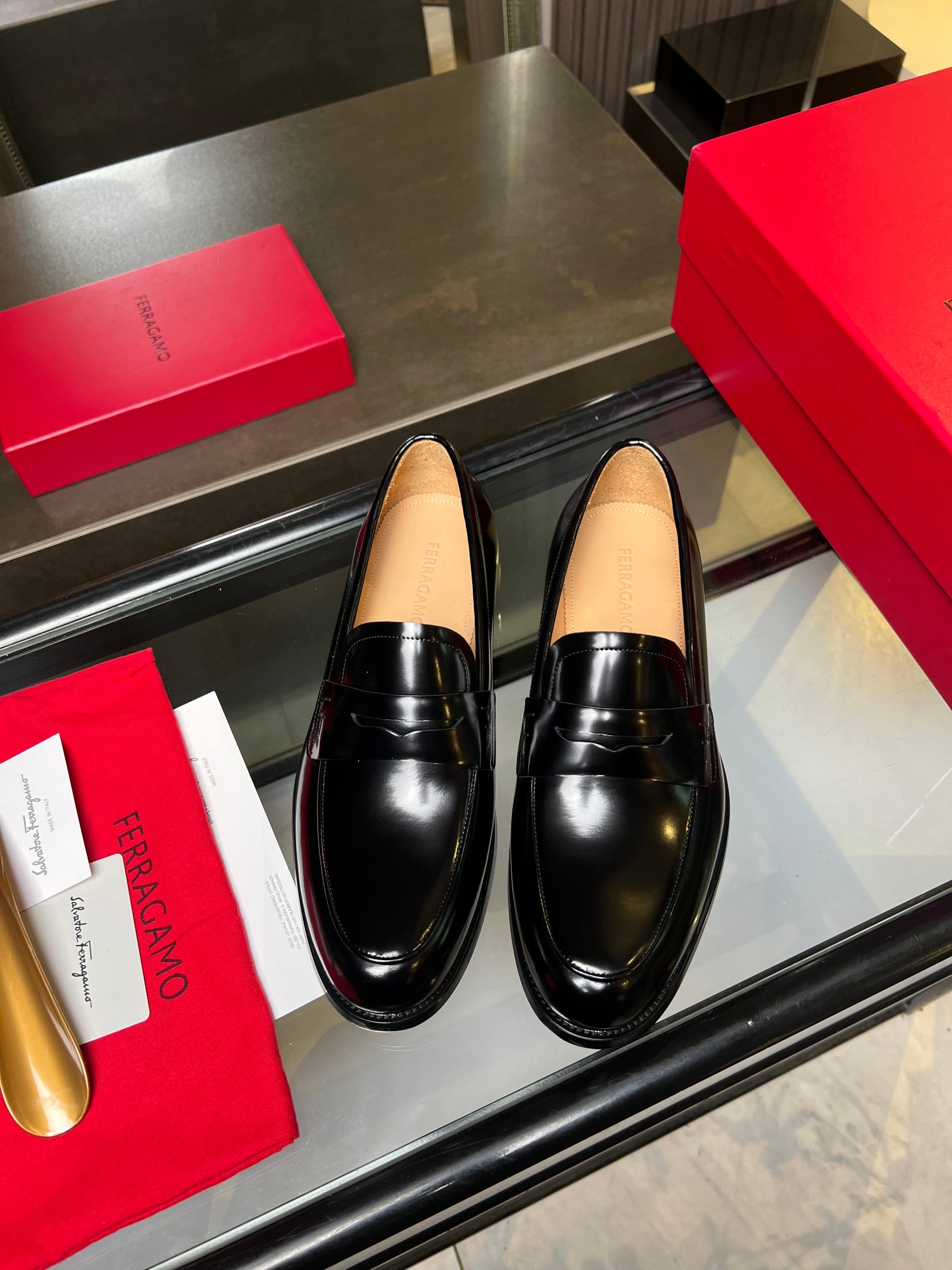 NO:344820,Ferragamo men's boutique leather shoes, these men's loafers are elegant in shape, gorgeous in detail, showing a dignified and exquisite style, suitable for accompanying you to attend cocktail parties. The fabric is made of imported beaded beaded cowhide, presenting an amazing texture, and the inner part is dyed with delicate small-tiem cowhide, and the embellishment is delicate and fashionable!  Genuine leather sole, heel composite rubber bottom sheet, comfortable and non-slip, high-definition embossed logo badge, demonstrating the extraordinary skills of professional shoemakers. Every detail is meticulous, full set of original packaging, standard code 39-44 (38.45.46 customized, no return or exchange), batch, ferragamo, ferragamo, loafers, cowhide, Leather soles19860909菲拉格慕Ferragamo男士精品皮鞋,这款男士乐福鞋型优雅,细节华丽,彰显端庄考究风范,适合伴您出席鸡尾酒会.面料采用进口开边珠牛皮,呈现令人惊艳的质感,内里本染细腻小胎牛皮,缀饰造型纤巧时髦！真皮大底,后跟复合橡胶底片,舒适防滑,高清压纹logo徽章,彰显专业制鞋大师的斐然技艺.每一个细节都是精工细作,全套原包装, 标准码39-44（38.45.46定做不退不换）,批,,ferragamo,ferragamo,loafers,cowhide,Leather soles,Men's shoes